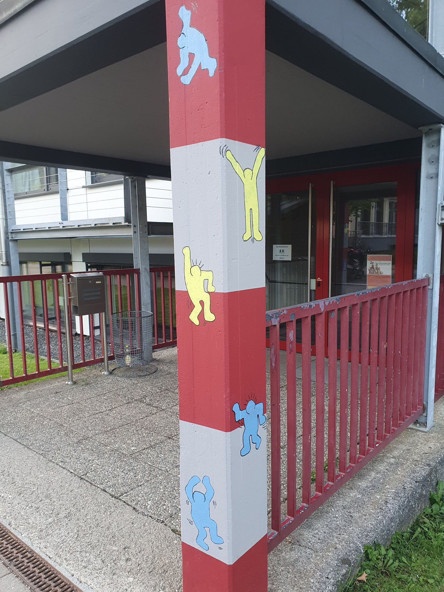 Neugestalteter Eingang seite der Grundschule Bad Reichenhall St