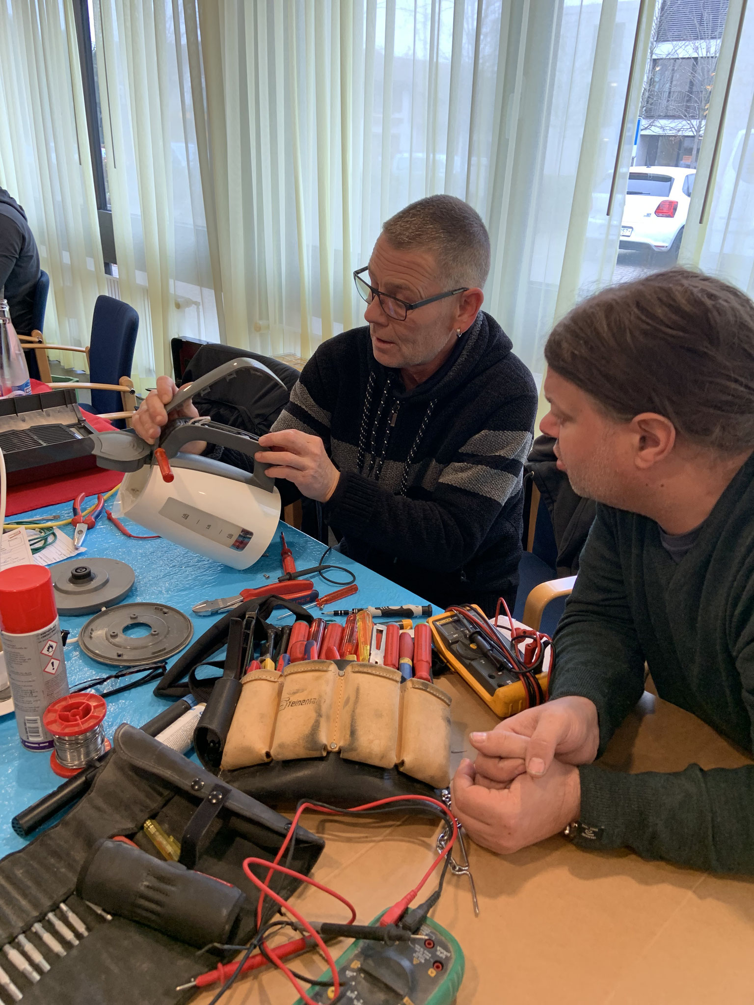 Wasserkocher, Toaster, Kaffemaschinen und mehr – am 8. Februar können in der Stiftung Lindenhof Langenthal wieder Dinge zur Reparatur gebracht werden. – Bilder: zvg