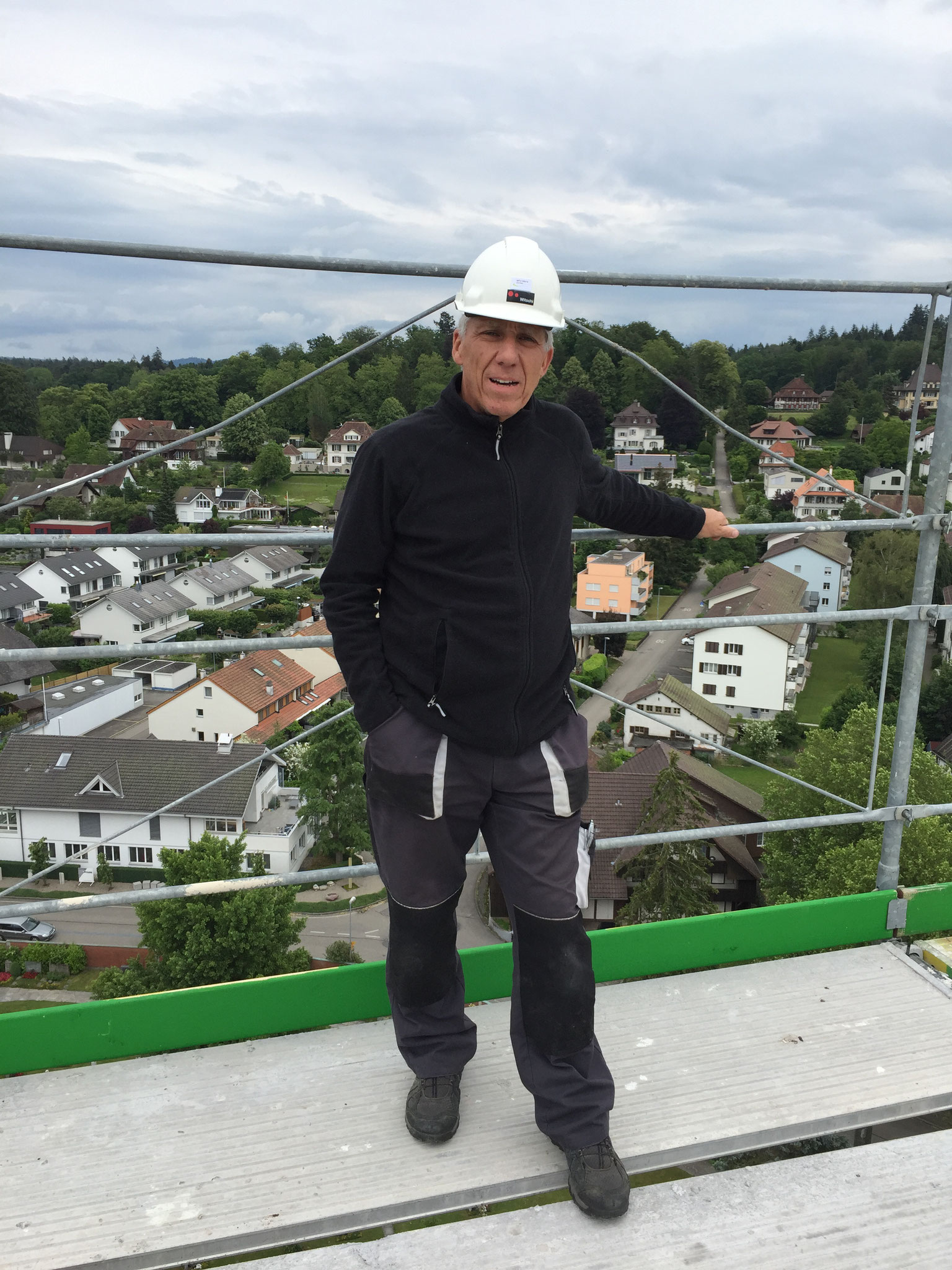 «Mister Baustelle» auf dem Kirchturm Geissberg während der Kirchensanierung 2020.