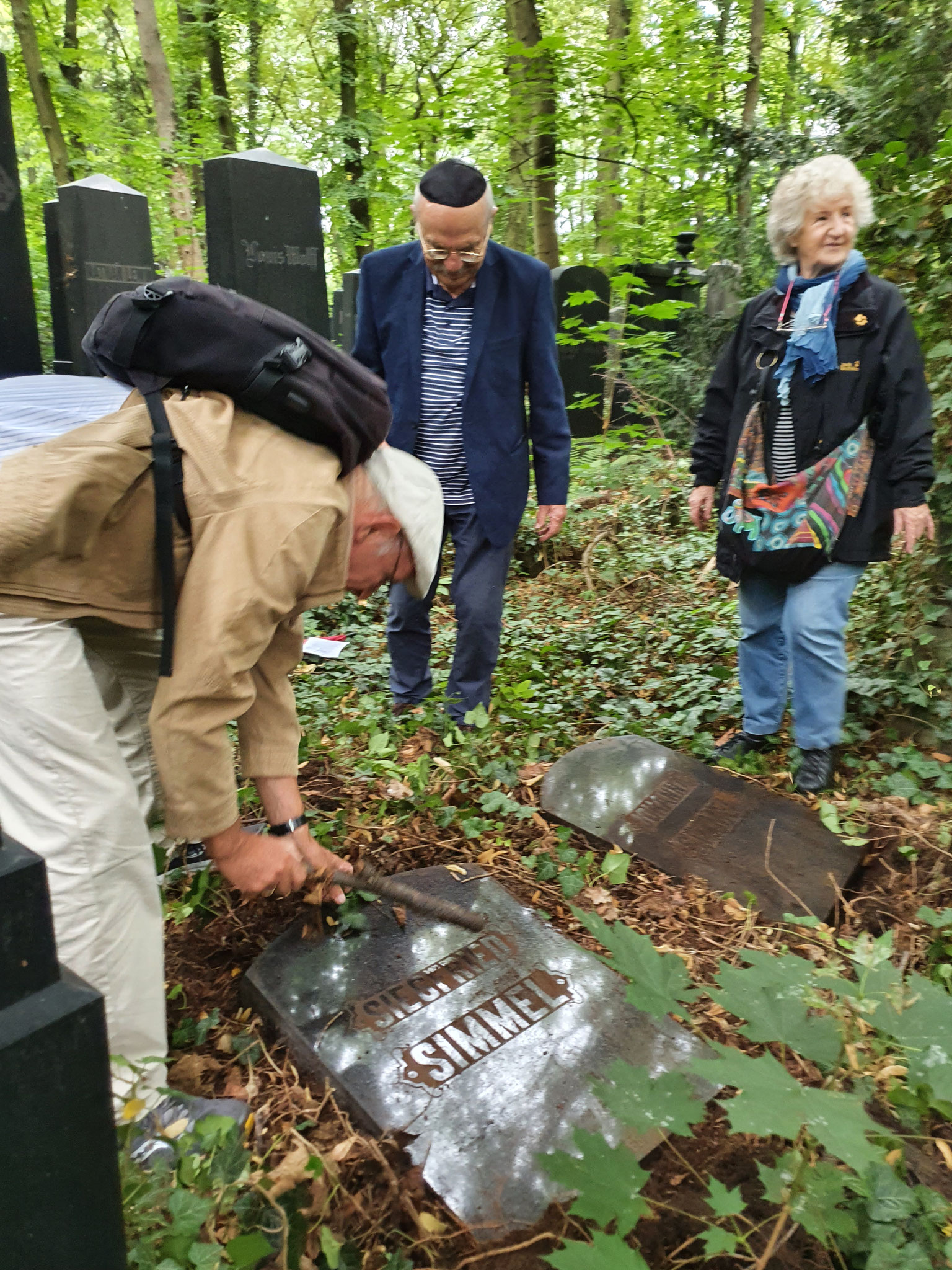 Ludger M. Hermanns, Michael Schröter und Ulrike May bei der Entdeckung der Gräber der Eltern von Ernst Simmel am 2.August 2020
