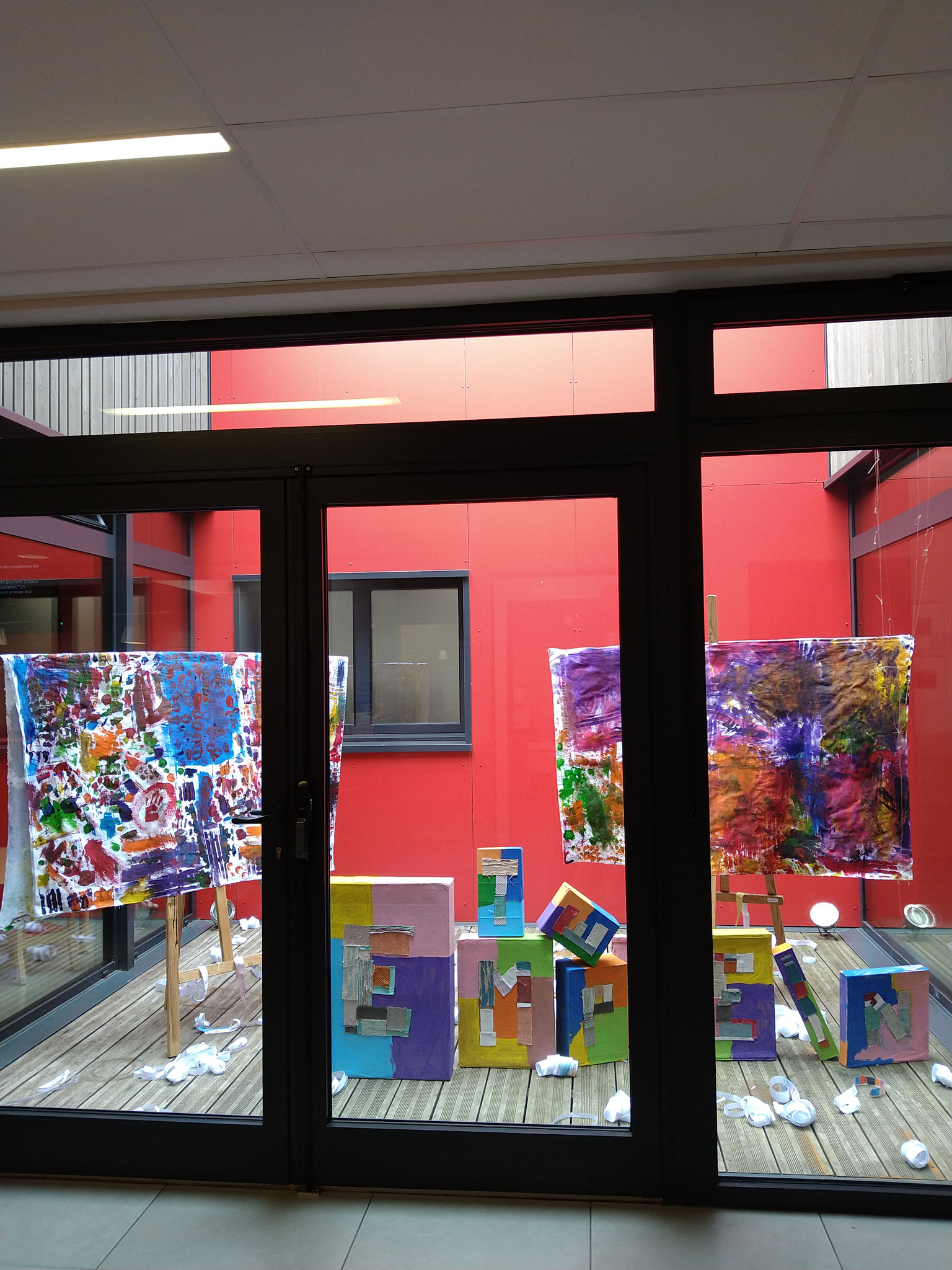 "Empreinte" oeuvre collective réalisée avec les éléves de l'Ecole de Gonneville sur scie - 2023 acrylique sur drap de lin recyclé 1m50x1m peinture et collage tissu sur carton recyclé