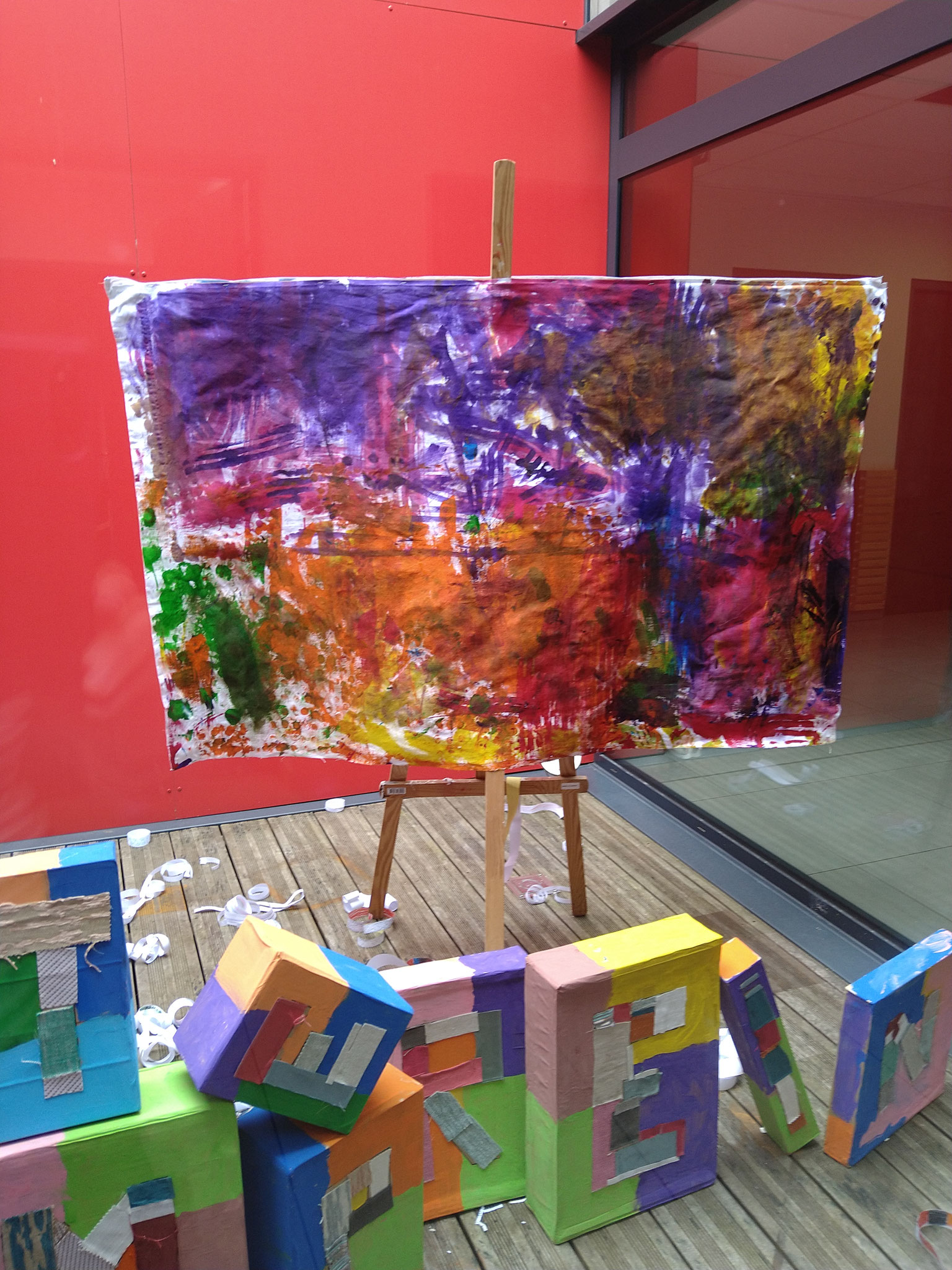 "Empreinte" oeuvre collective réalisée avec les éléves de l'Ecole de Gonneville sur scie - 2023 acrylique sur drap de lin recyclé 1m50x1m peinture et collage tissu sur carton recyclé