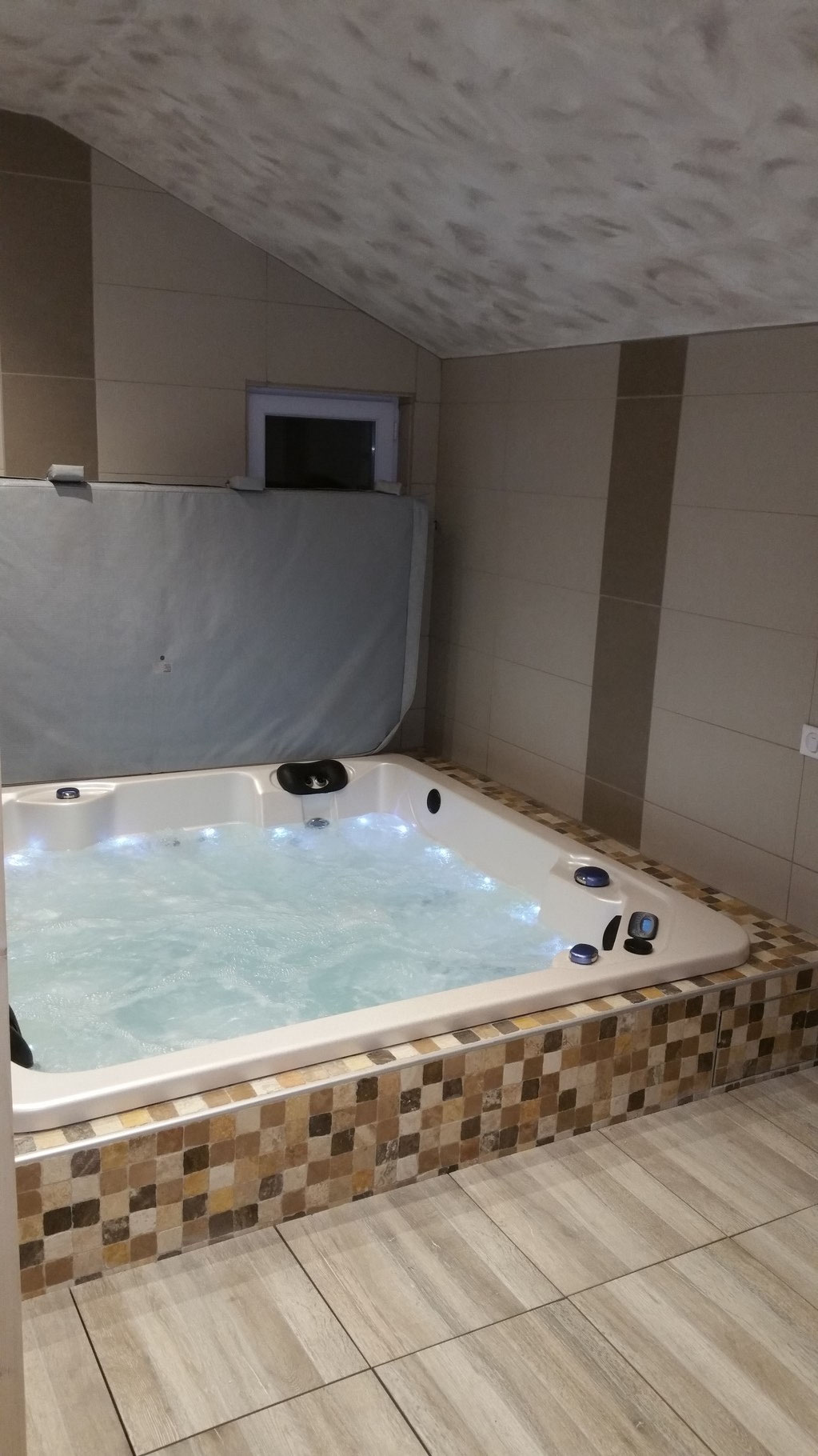 Spa infini-spa 5 places semi-enterré avec filtration déportée et traitement UV