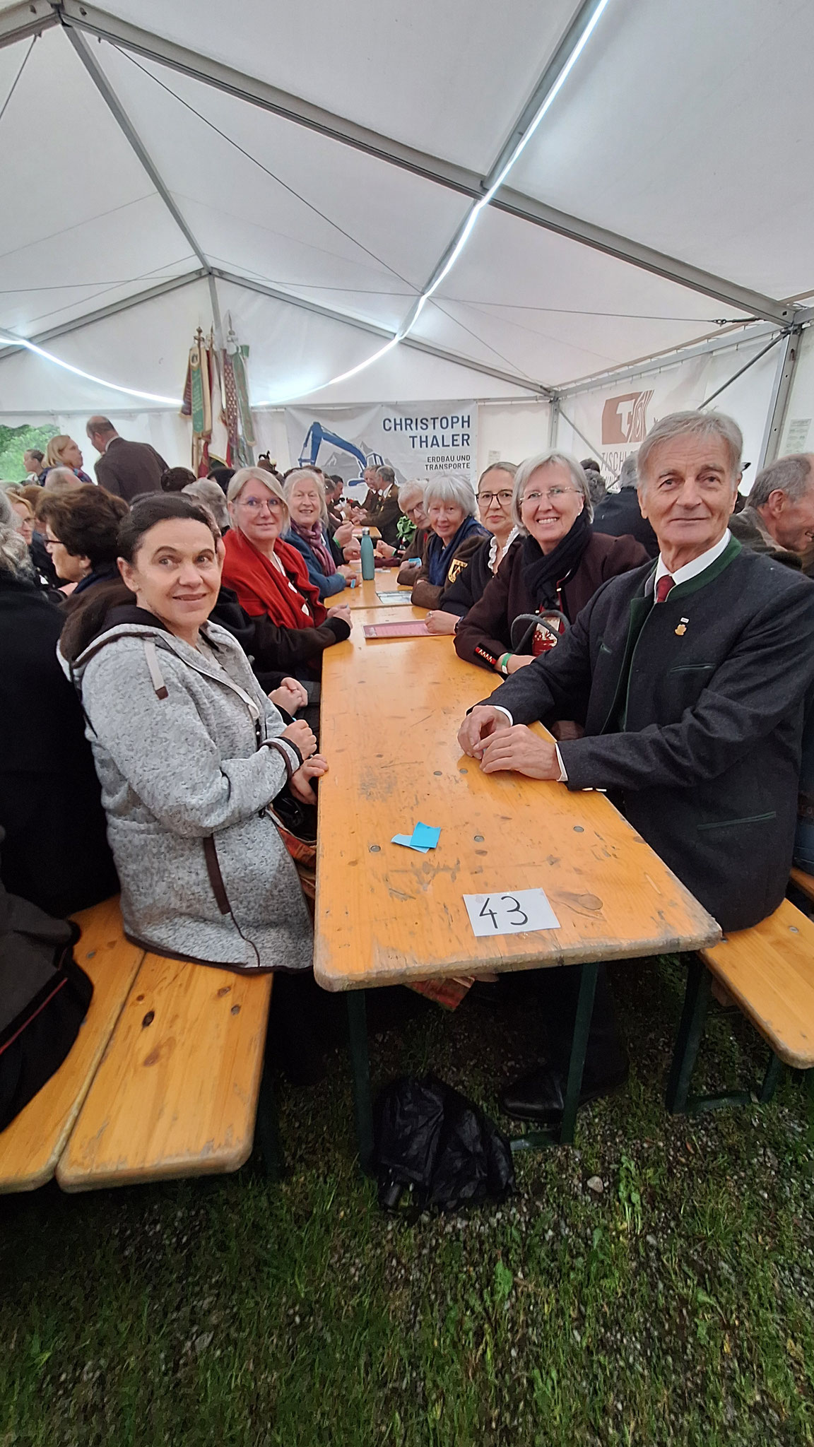 Gemütliches Beisammensein im Festzelt