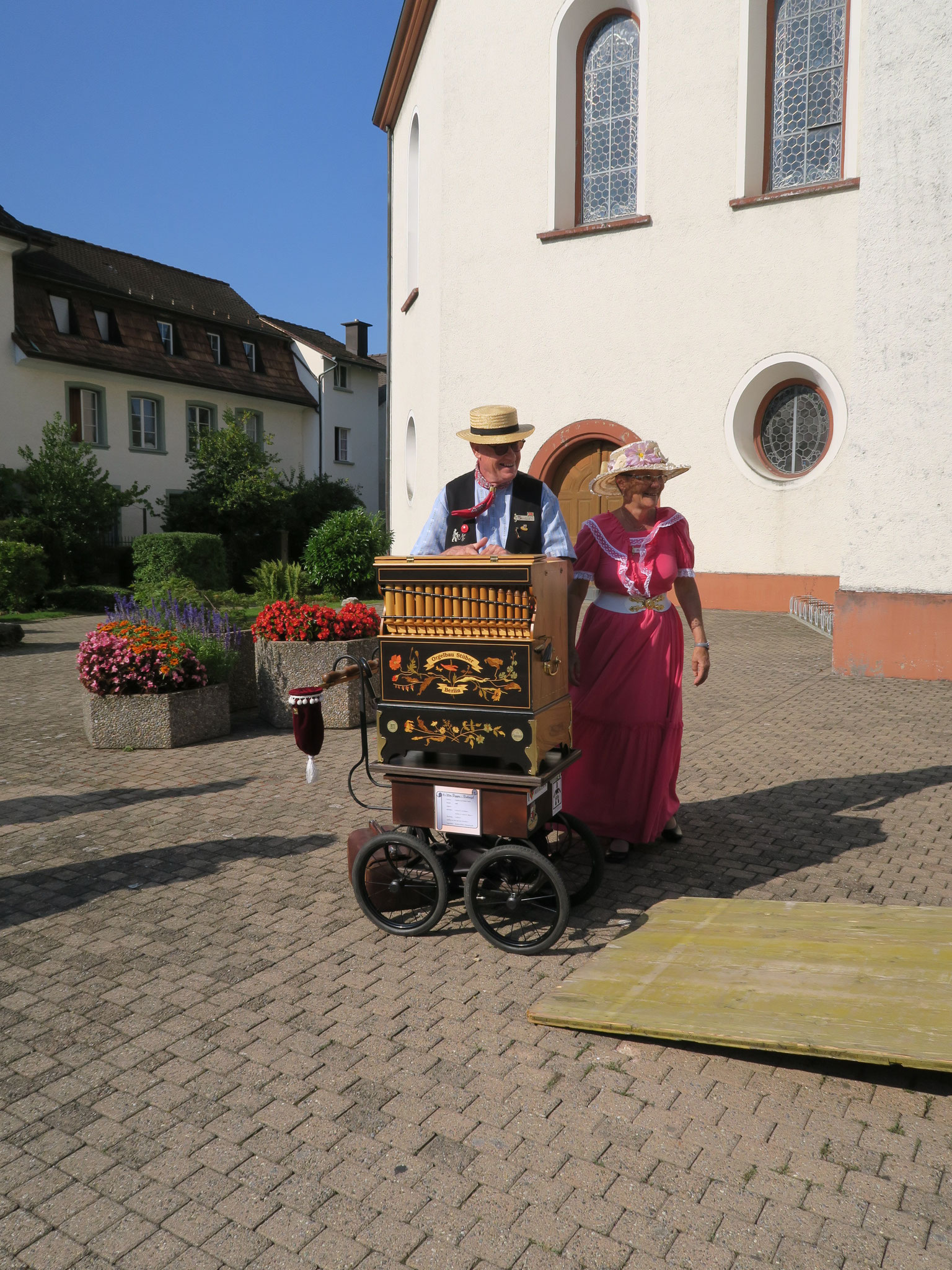 Bernhard Sieber empfangen die Besucher mit Ihren Drehorgelklängen 