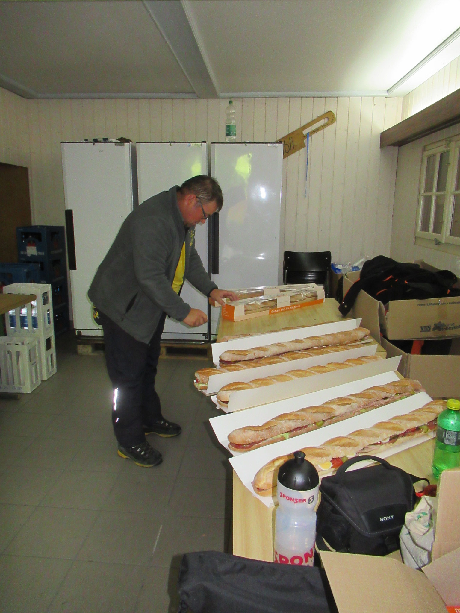 Fahrchef Martin beim vorbereiten der Sandwichs für das Mittagessen.