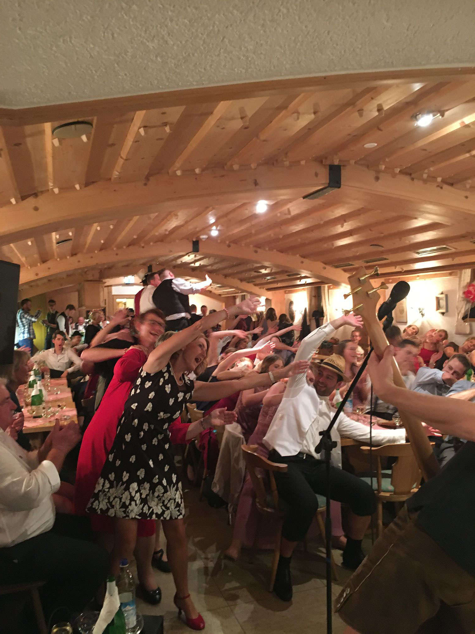 bayrische Partyband Alpfuier in action aus dem Oberallgäu, Ostallgäu, Unterallgäu (Bayern) und Tirol, Kempten, Füssen, Pfronten, Kaufbeuren, Memmingen, Reutte