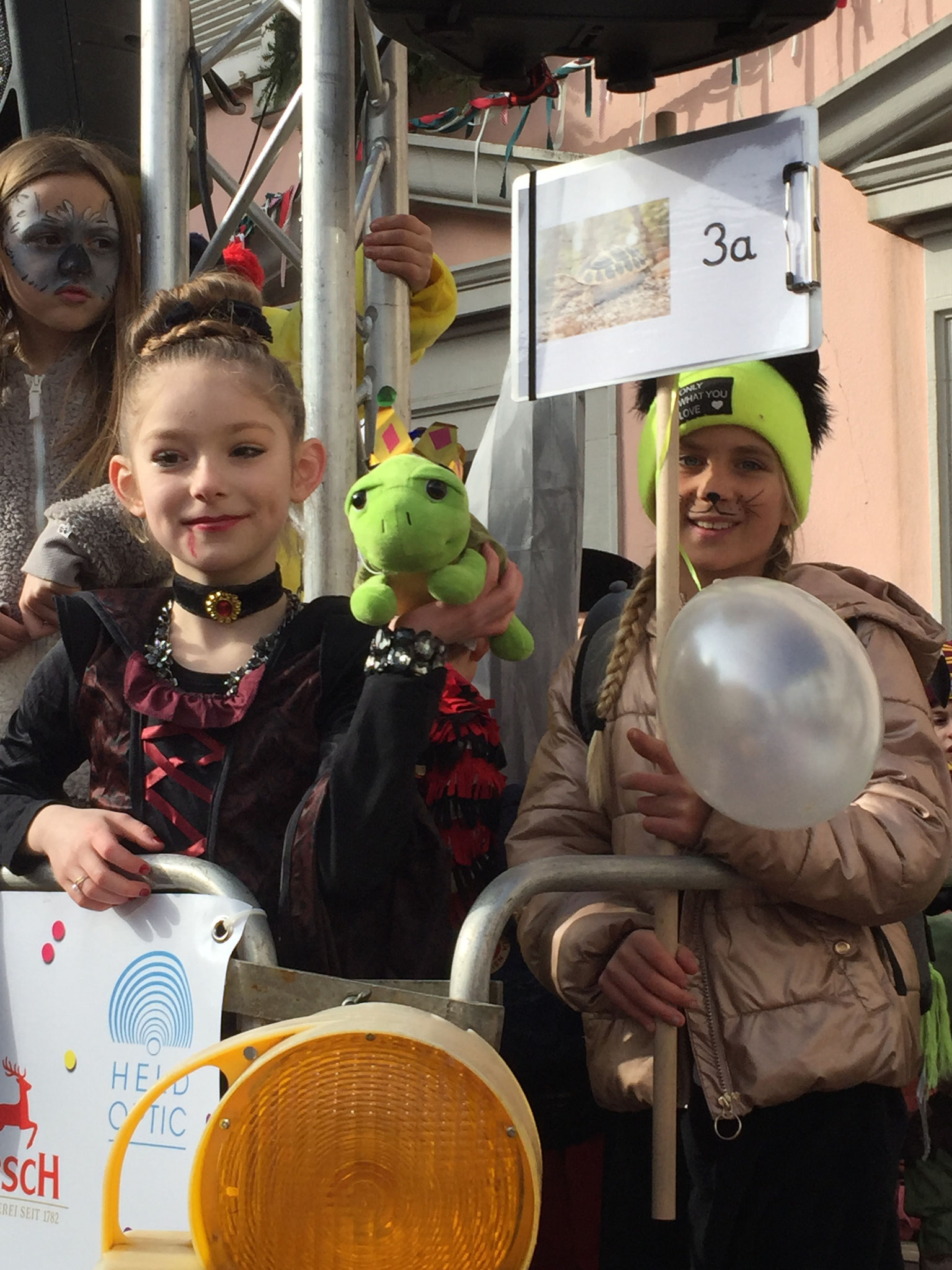 Schülerinnen und Schüler auf der Bühne des Marktplatzes