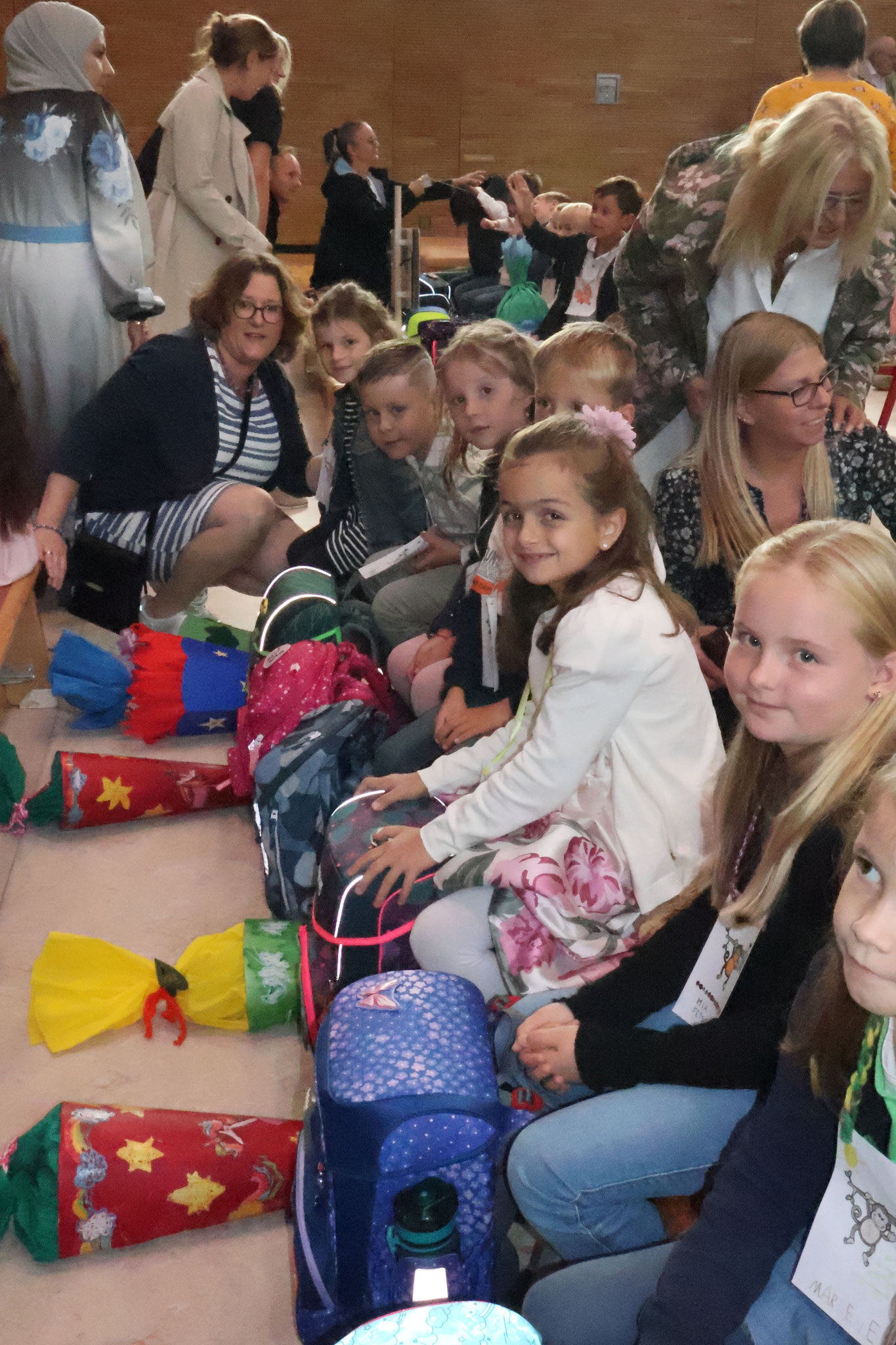 Die Affenklasse unterhält sich mit ihrer Lehrerin