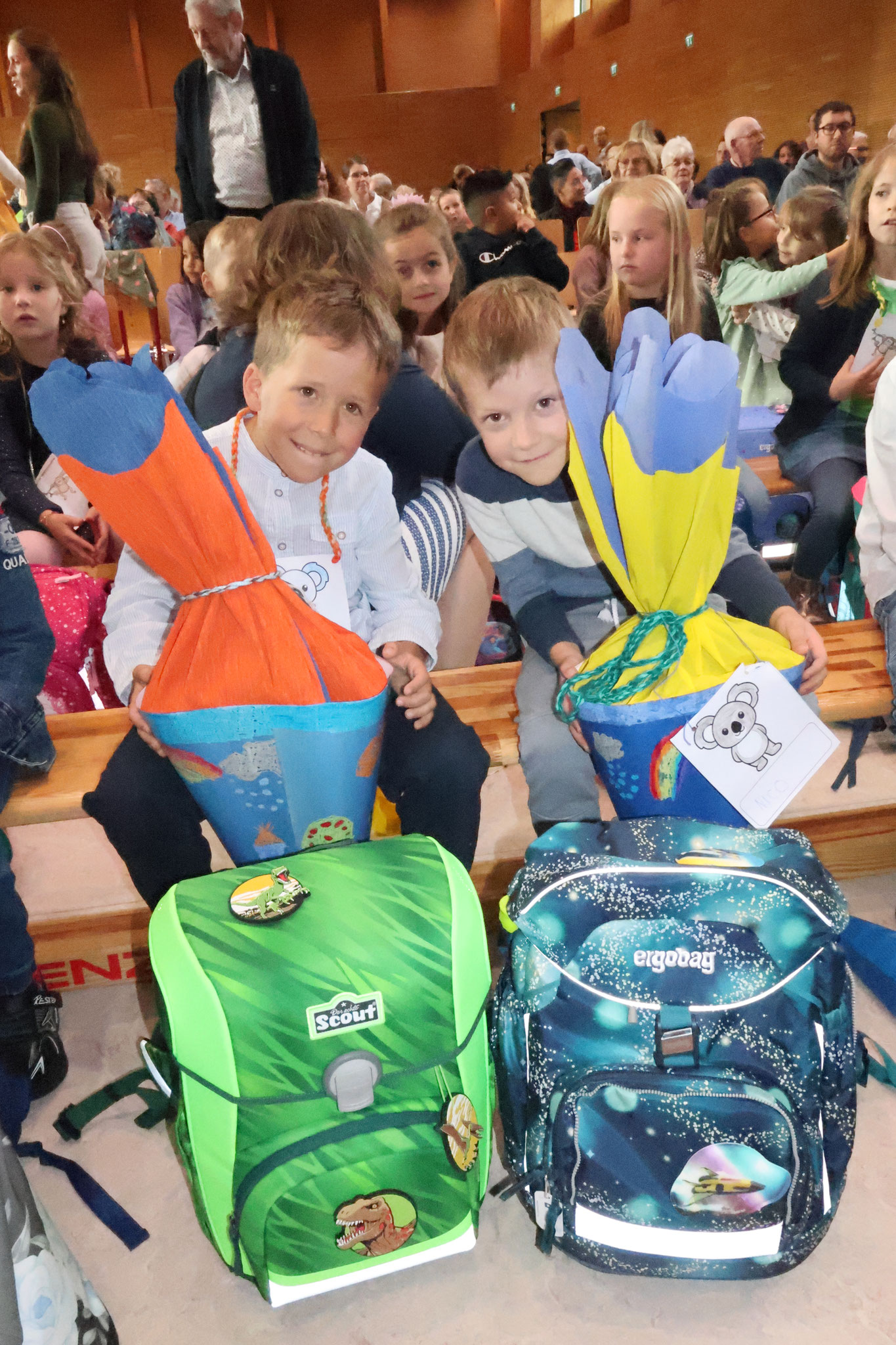 Zwei Jungen mit Schulranzen und Schultüte