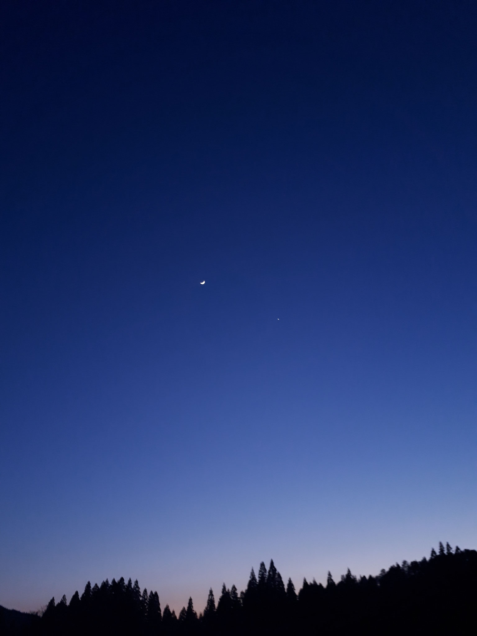 宵の明星 金星 とお月さま Dom Up ドムアップ 沼沢湖 日本初の宿泊のカタチ 宵の明星 金星 とお月さま Dom Up ドムアップ 沼沢湖 日本初の宿泊のカタチ