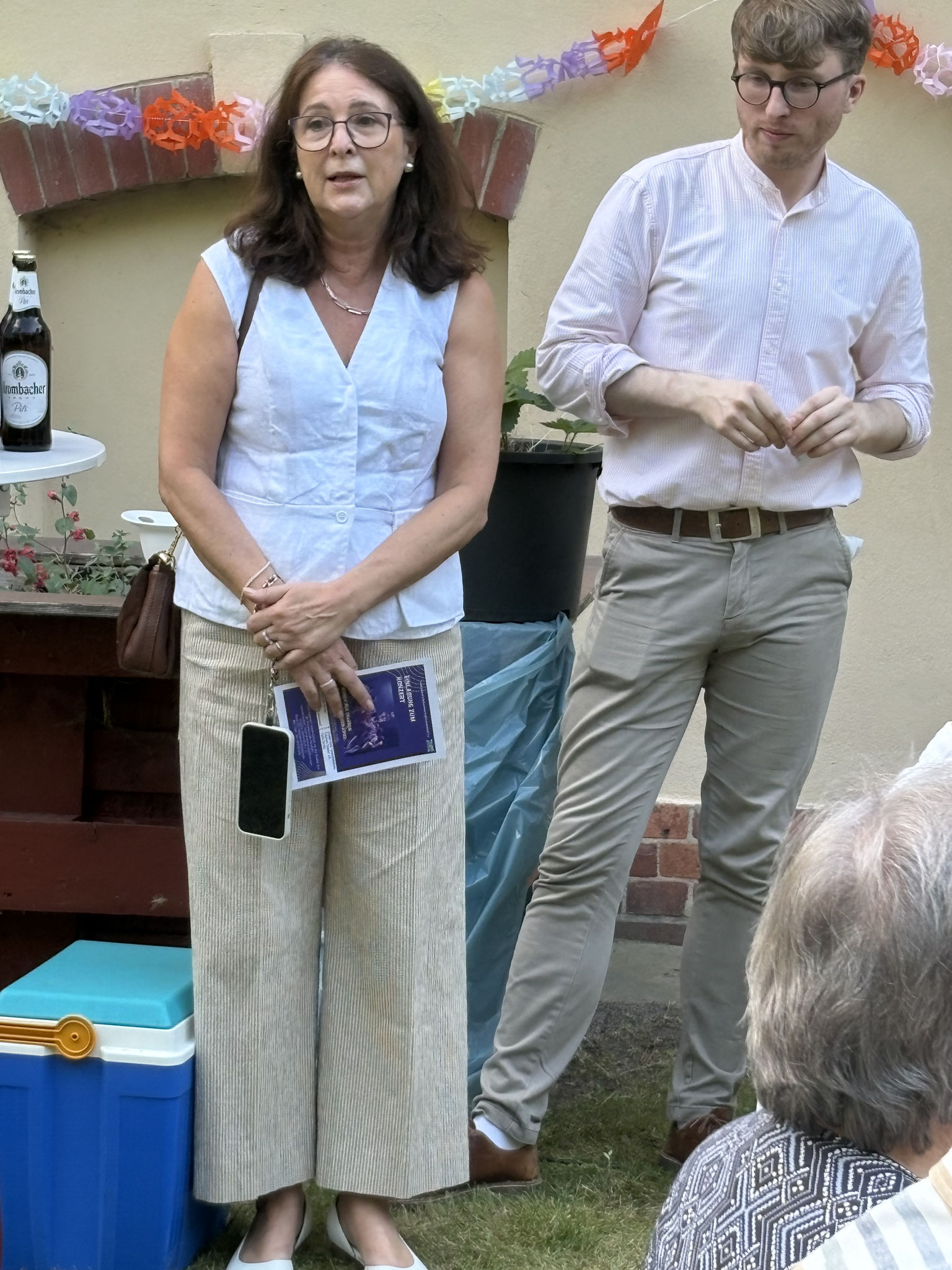 Olga Pischel weist auf eine Veranstaltung mit einer Kindertanzgruppe aus Charkiw am 26. August hin.