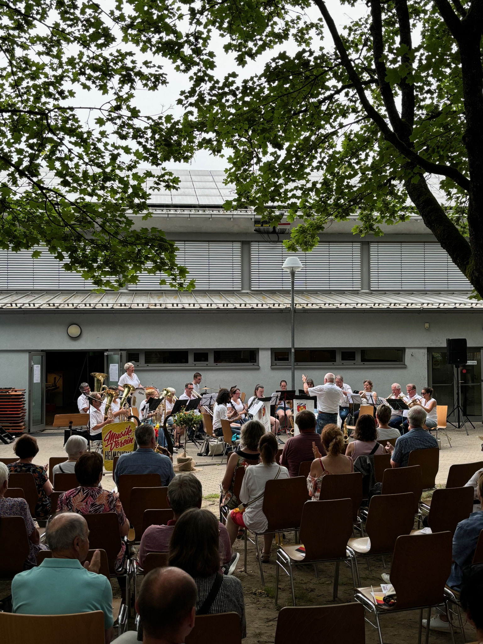 Die Musizierenden und das Publikum trotzten den schwülen Temperaturen. (Foto: C. Hardock)