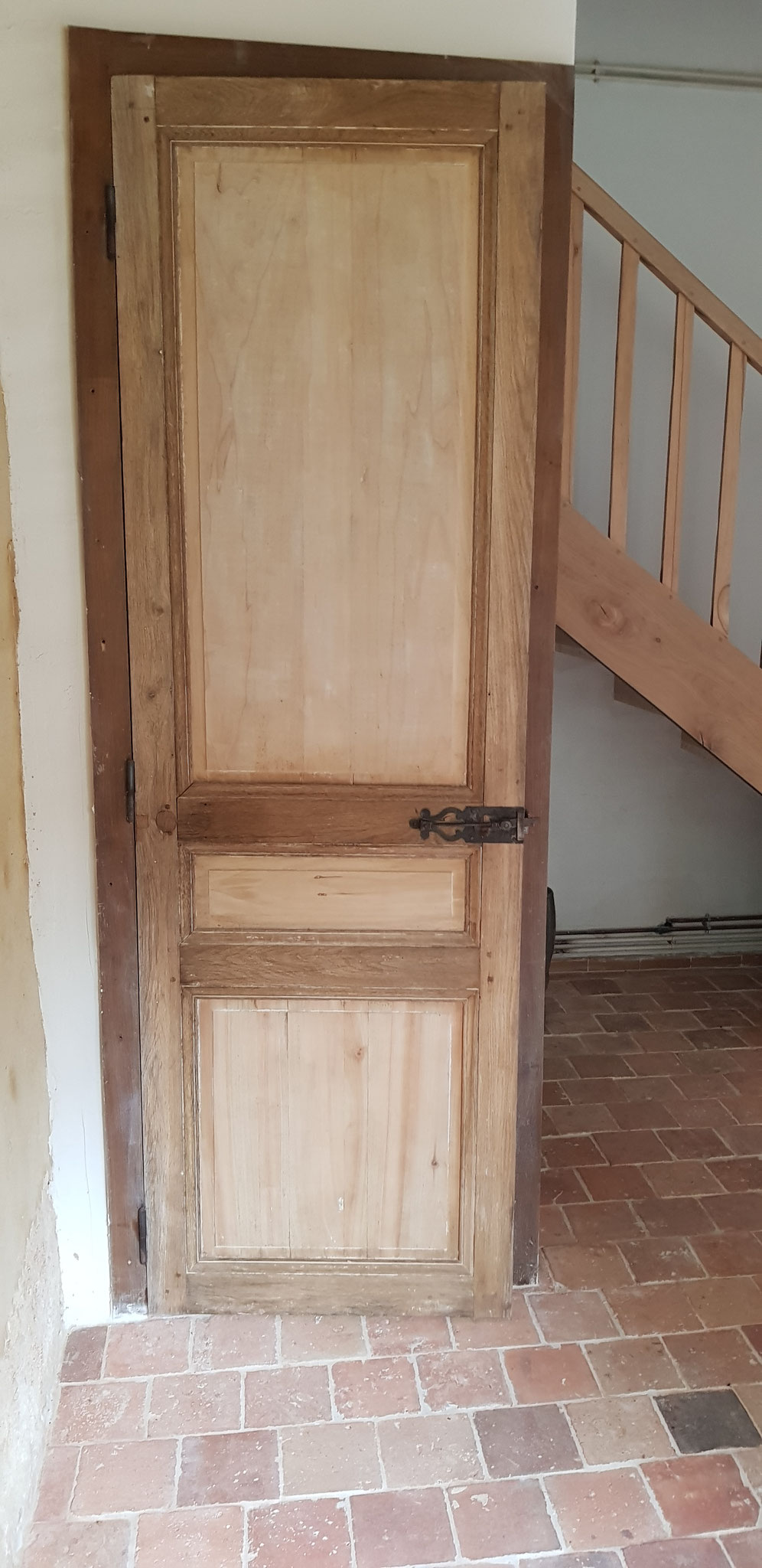 Création wc sous l'escalier, pose de vieilles portes anciennes de récupération 