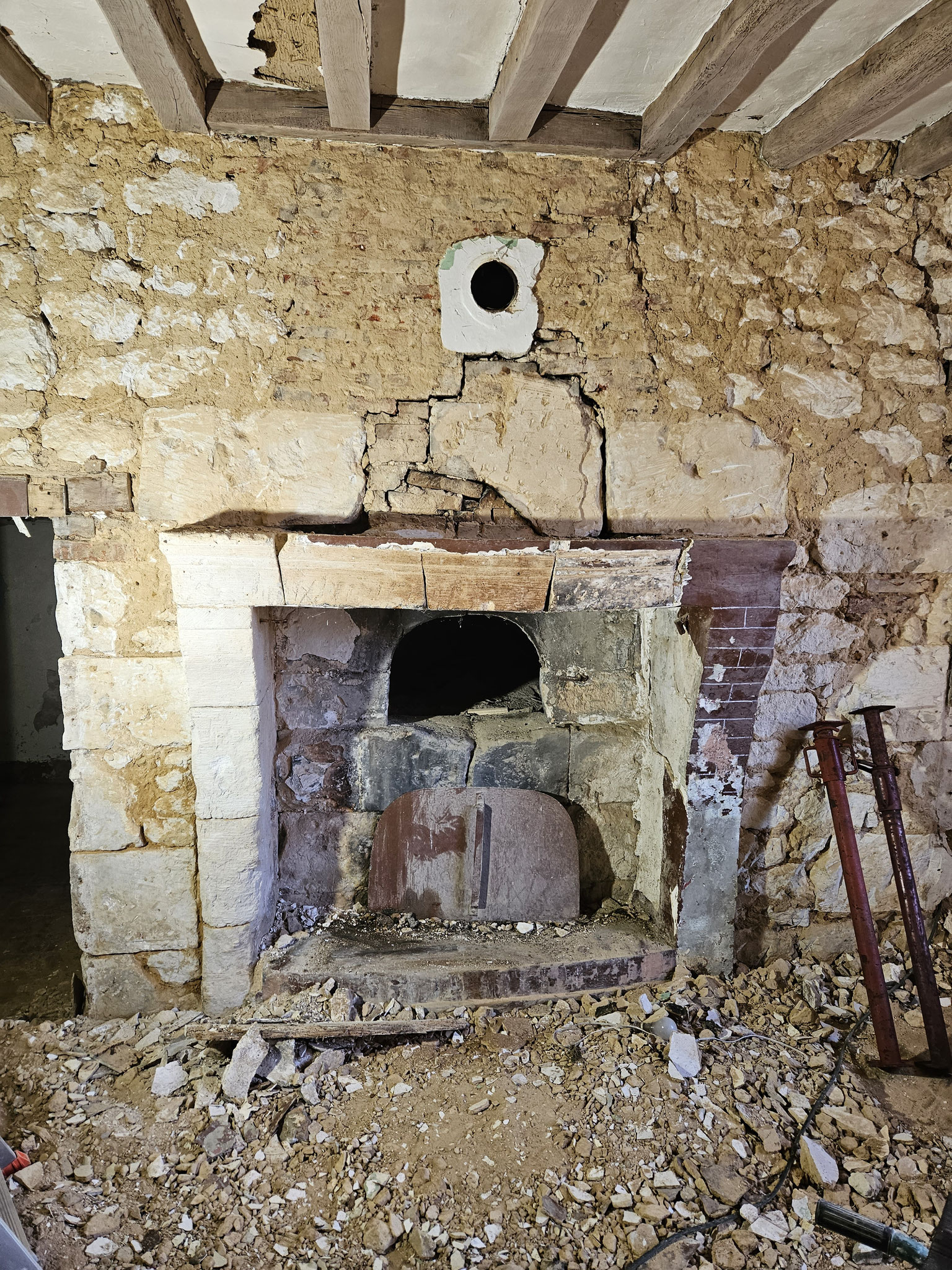 Cheminée avant travaux : corbeau et voussoir de linteau fendus, manteau à refaire