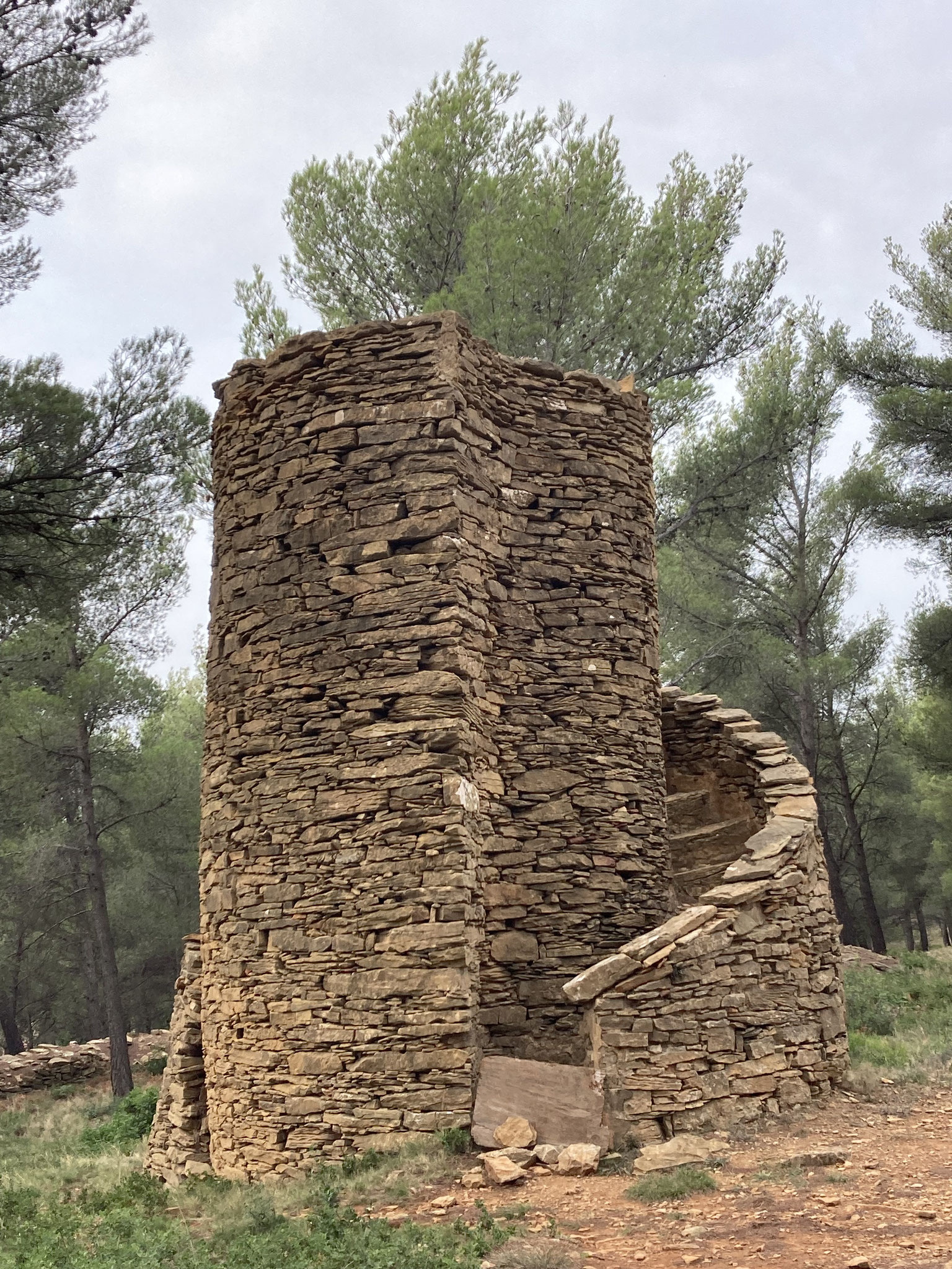 Une tour en pierre avec des marches pour ...