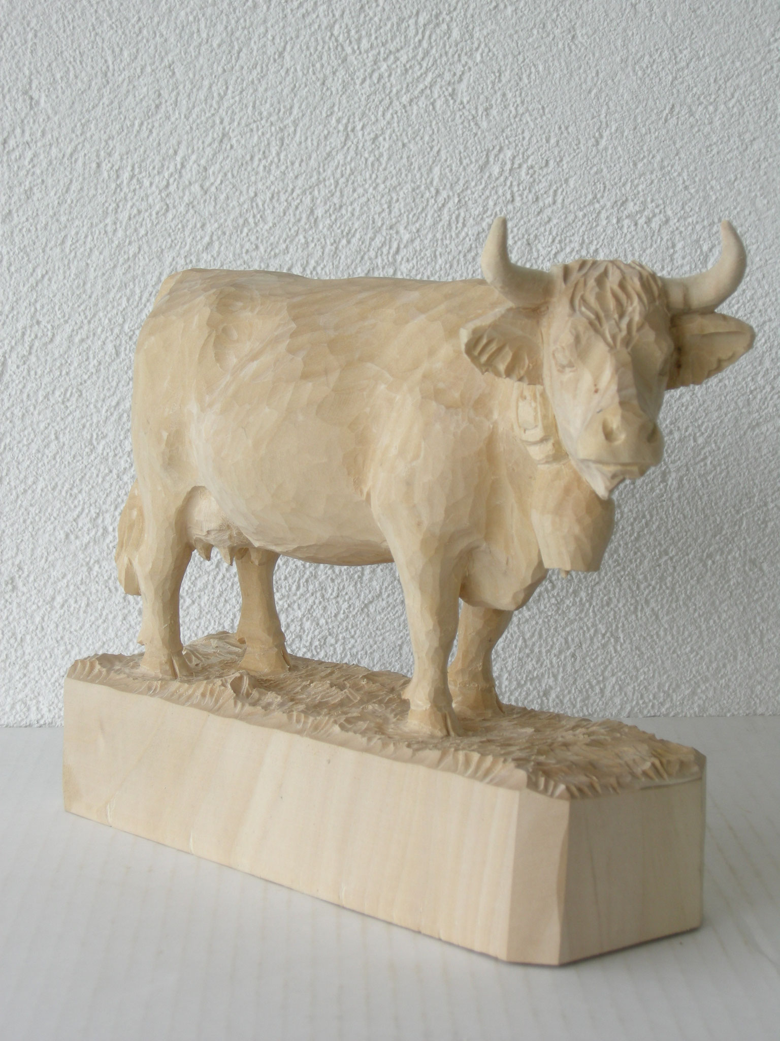 Kuh aus Holz geschnitzt