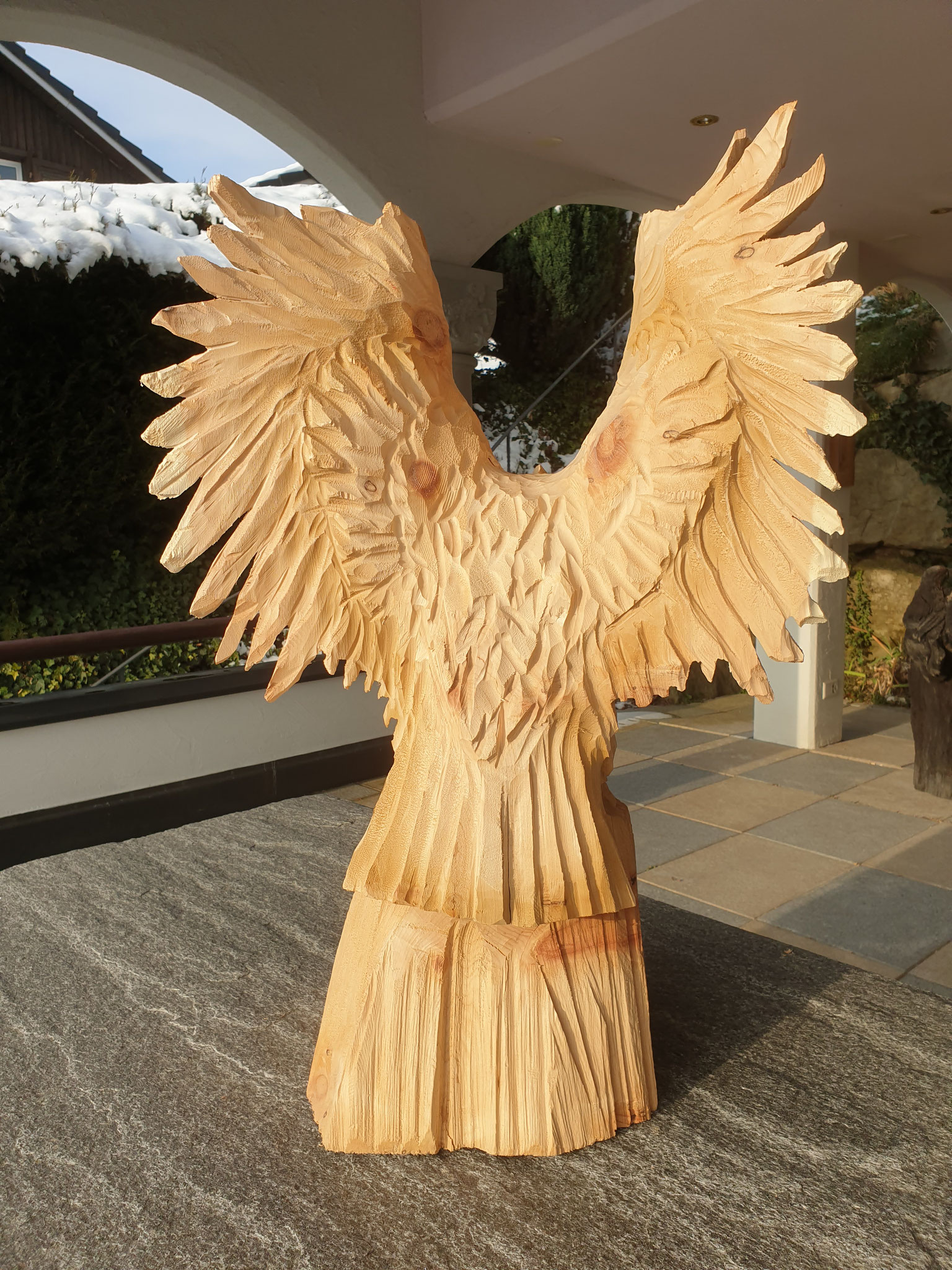Adler aus Holz geschnitzt