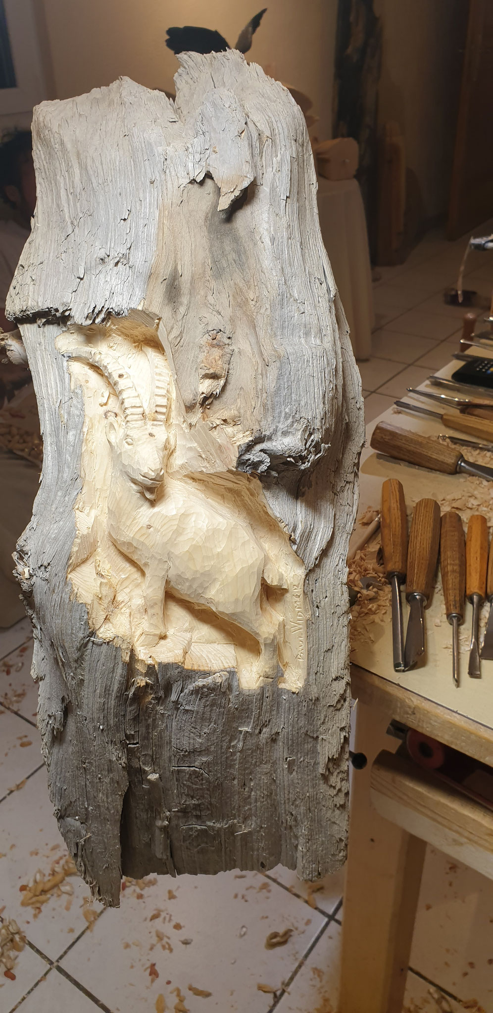 Steinbock geschnitzt