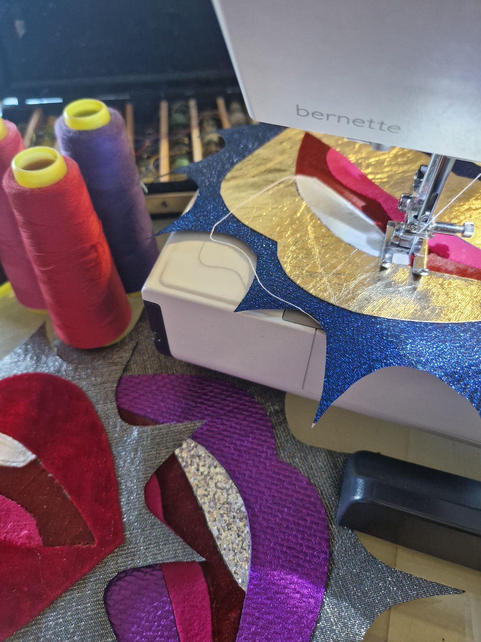 Die Maschinenarbeit beginnt – mit Herz, Hand und viel Garn.
