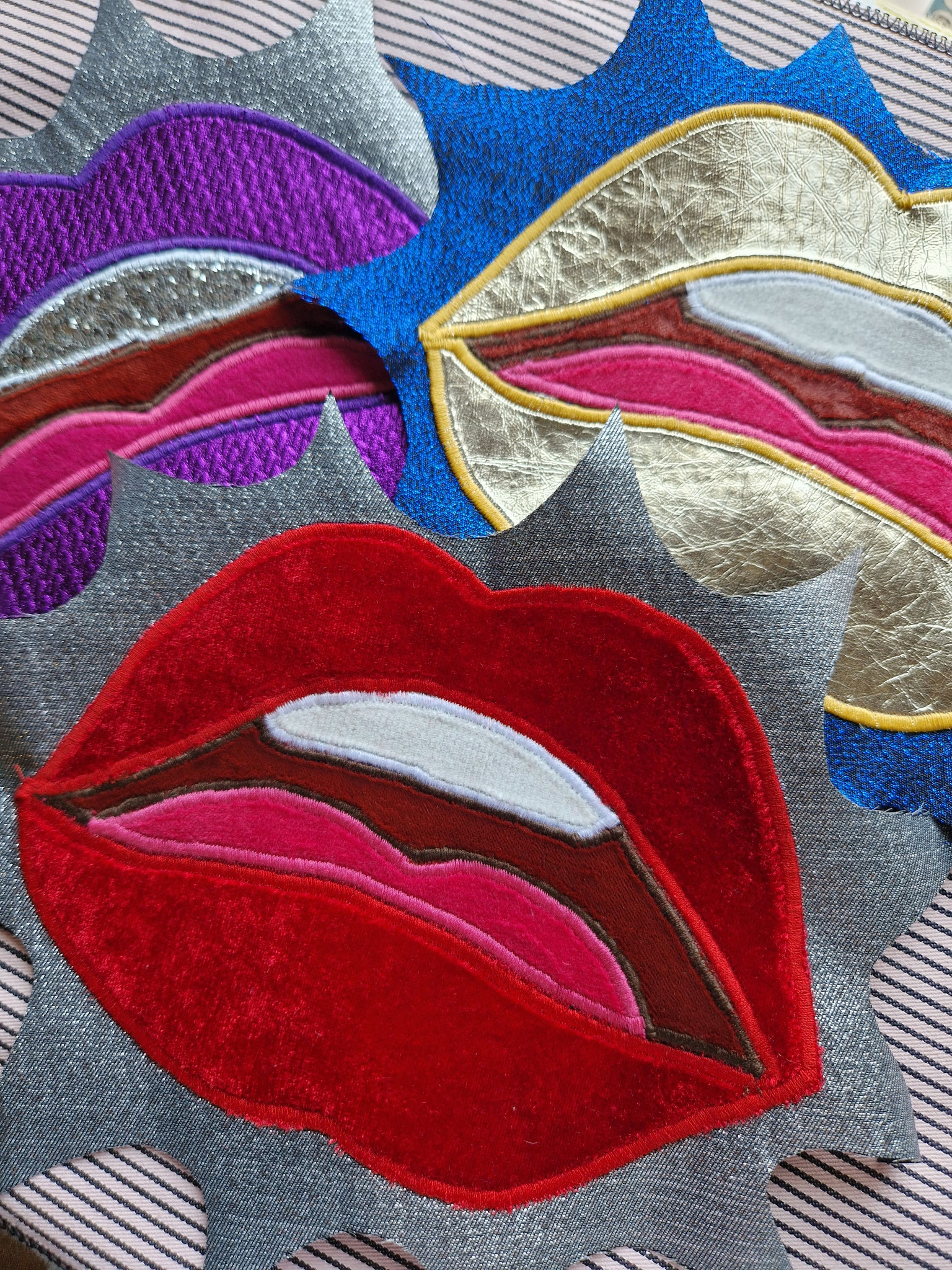 Fertige Lippen-Applikationen aus Upcycling-Materialien – in unterschiedlichen Farben & Texturen