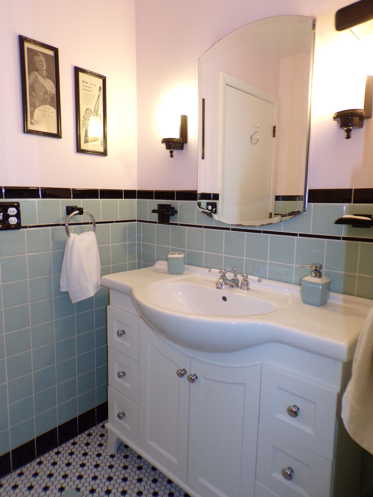 Retro Blue Bathroom - 1663936952