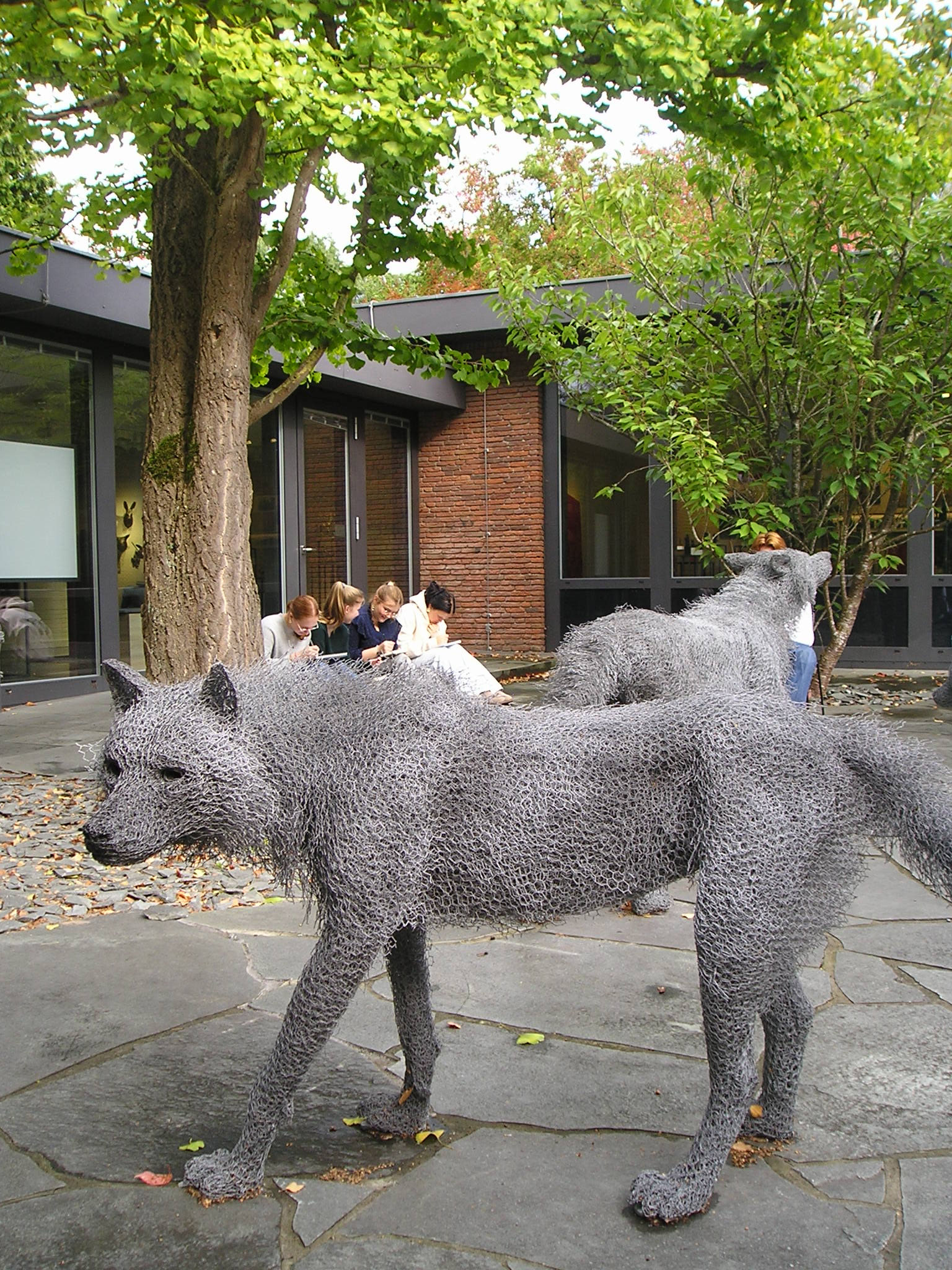 Ende September 2025 besuchte der E-Kunstkurs die Ausstellung „Big Bad Wolf“ der britischen Künstlerin Kendra Haste im Eisenkunstgussmuseum Büdelsdorf.