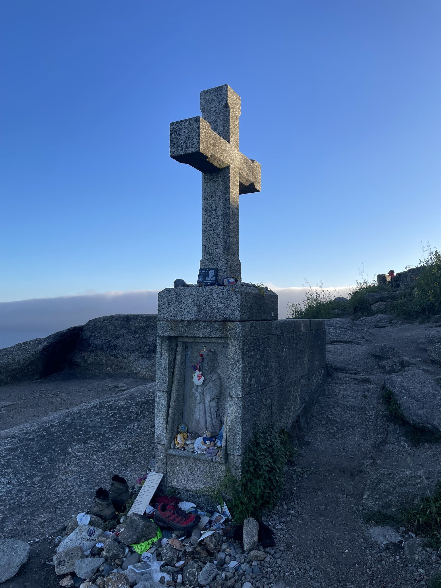Hell leuchtet das Kreuz in der Abendsonne. Hoffnung!
