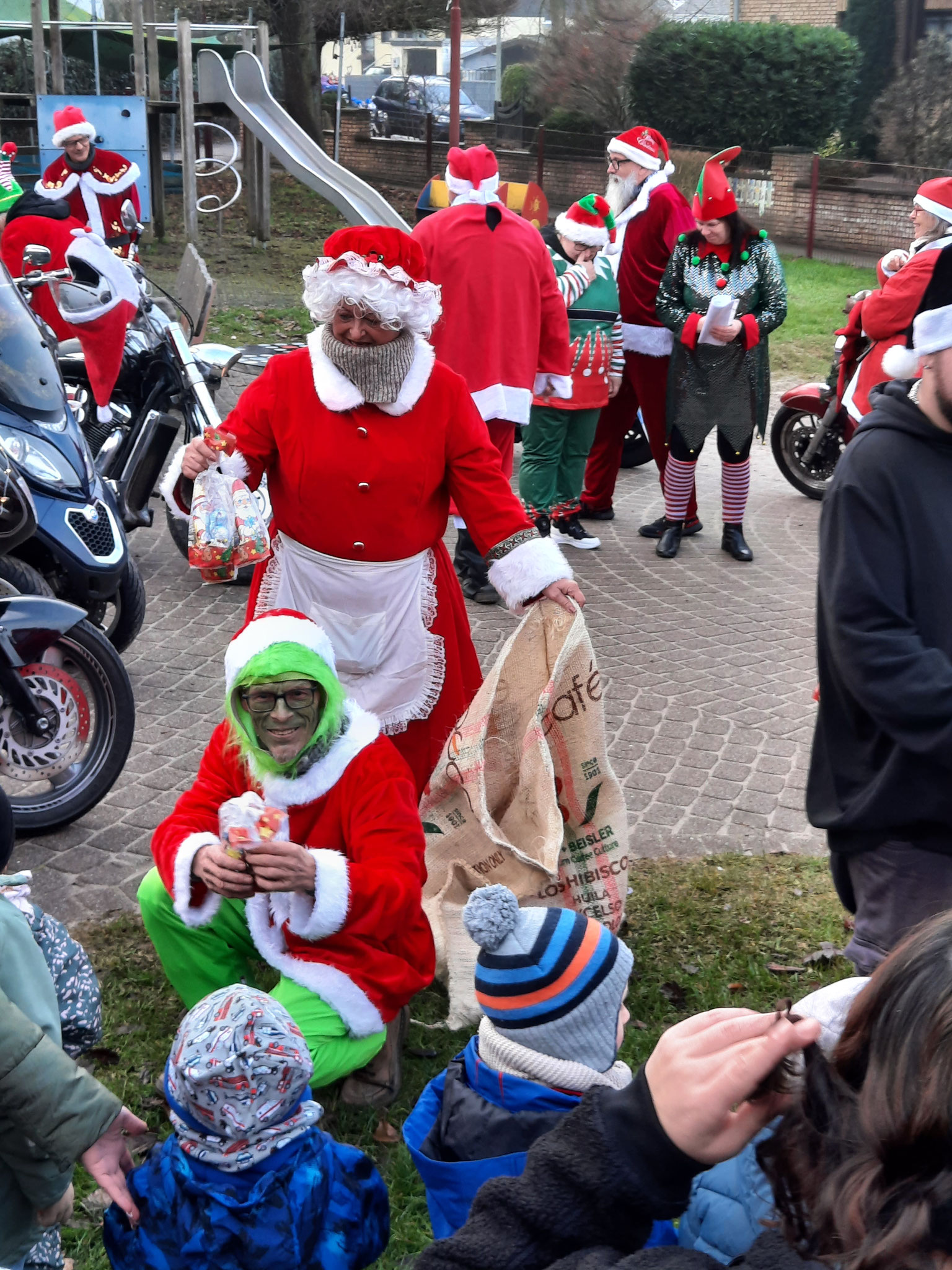 auch der Grinch verteilt Geschenke