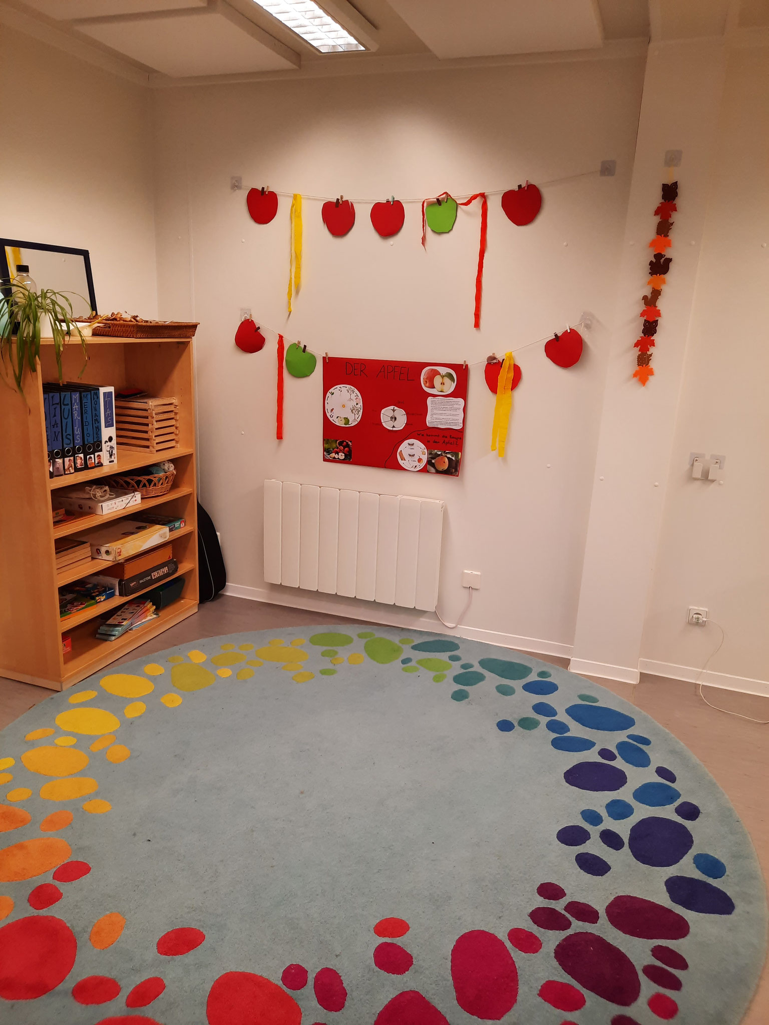 Vorschulschrank für Kinder im letzten Kitajahr, knifflige Spiele &  Webrahmen der Kinder