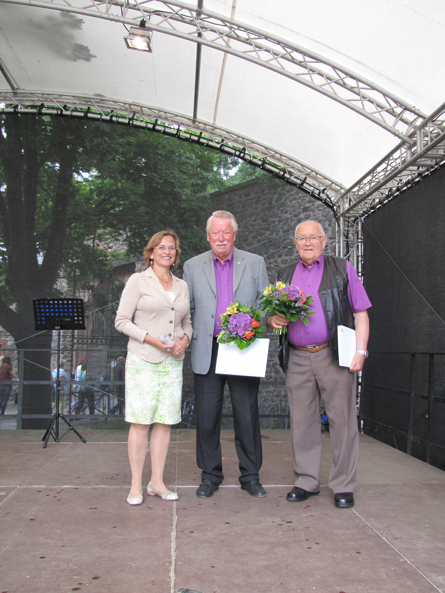von der Oberbürgermeisterin der Stadt Gießen Dietlinde Grabe-Bolz wurden unsere Sänger Gerd Zörb für 60 Jahre und Helmut Schaum für 70 Jahre aktives Singen geehrt