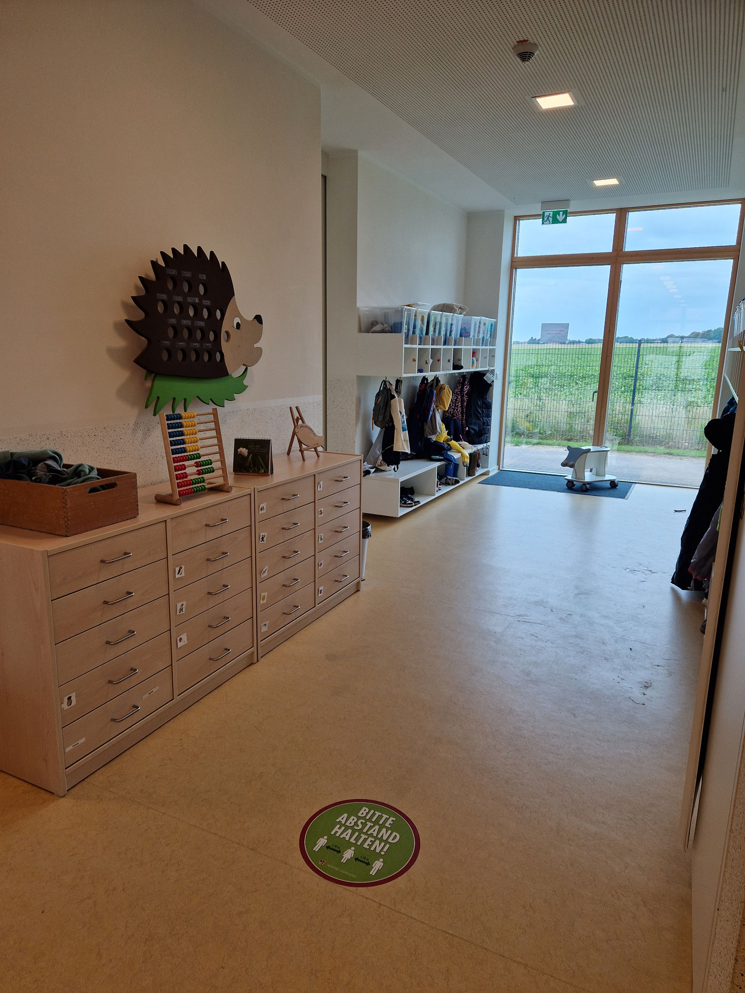 An die Garderobe anschließend befindet sich der Waschraum der Igel. 