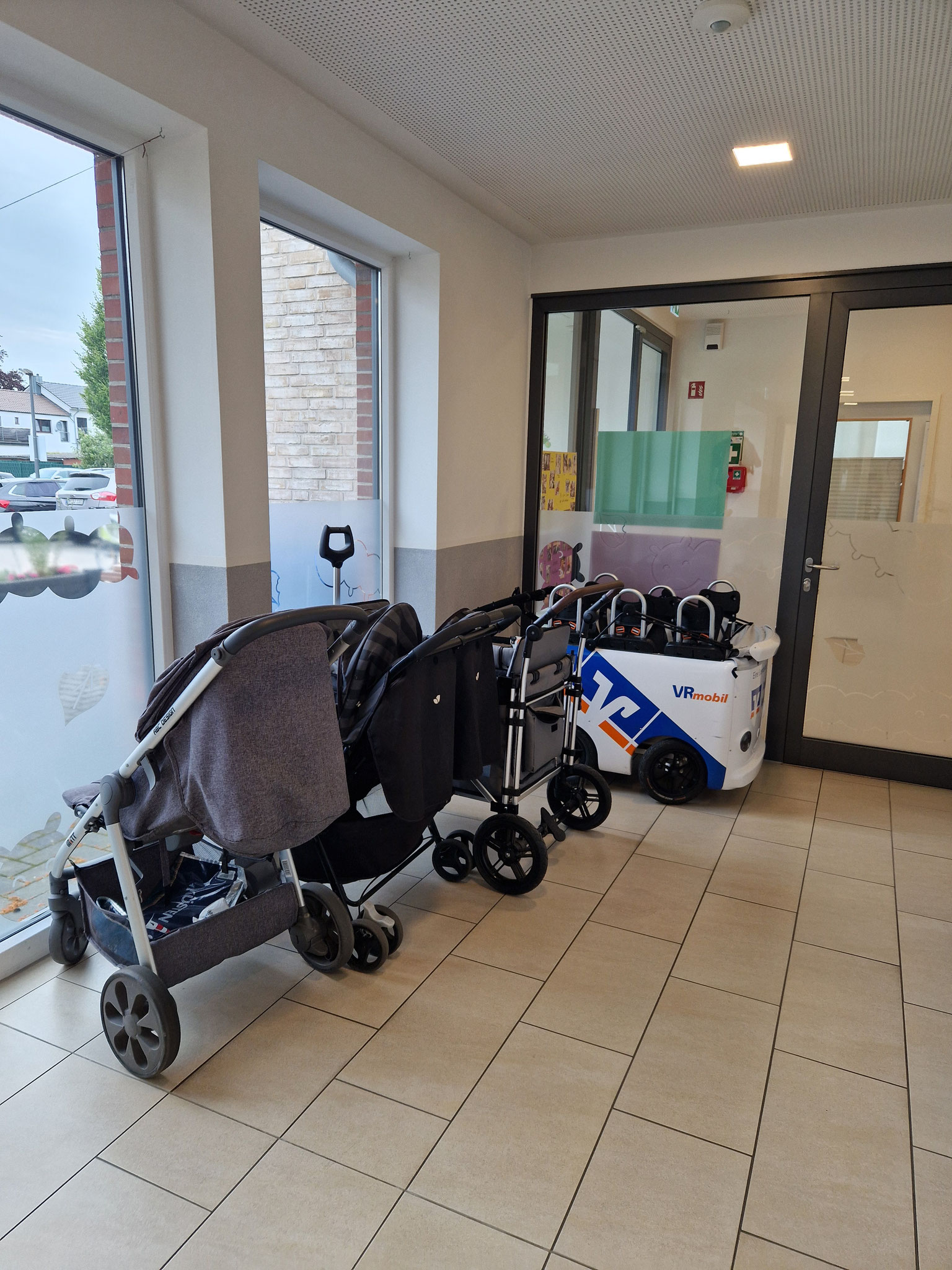 Die Krippe parkt hier ihre verschiedenen Wagen. 