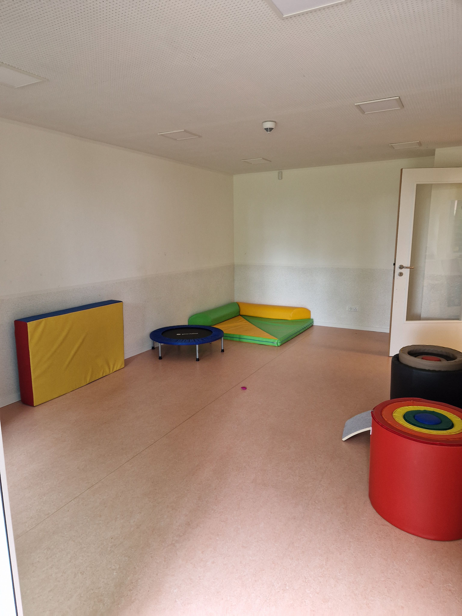 Der Nebenraum wird im Moment als Turnhalle verwendet. 