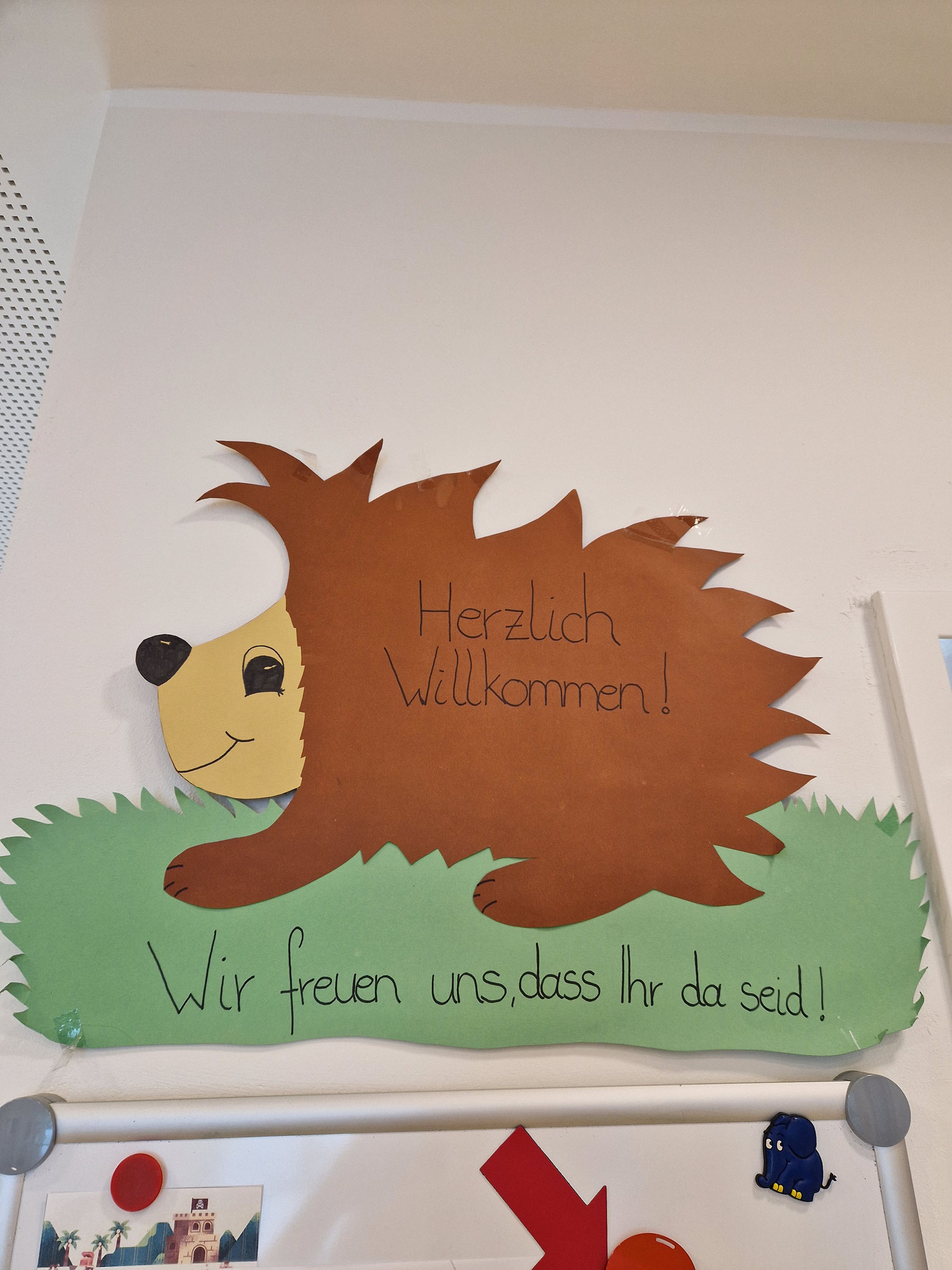 Vor jeder Gruppe hängt eine große Pinnwand mit Informationen.