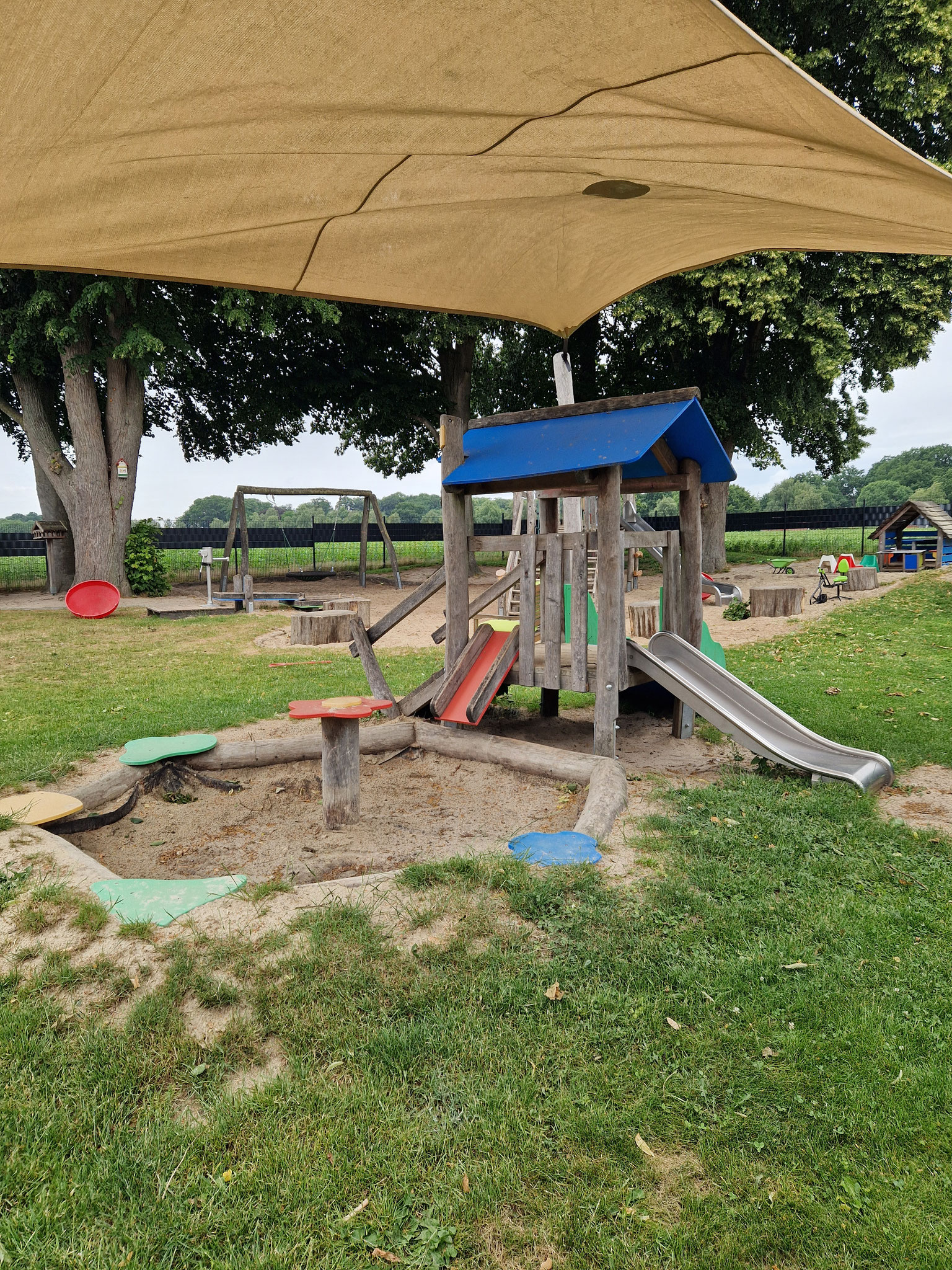 Für die Krippenkinder gibt es einen kleineren Spielturm.