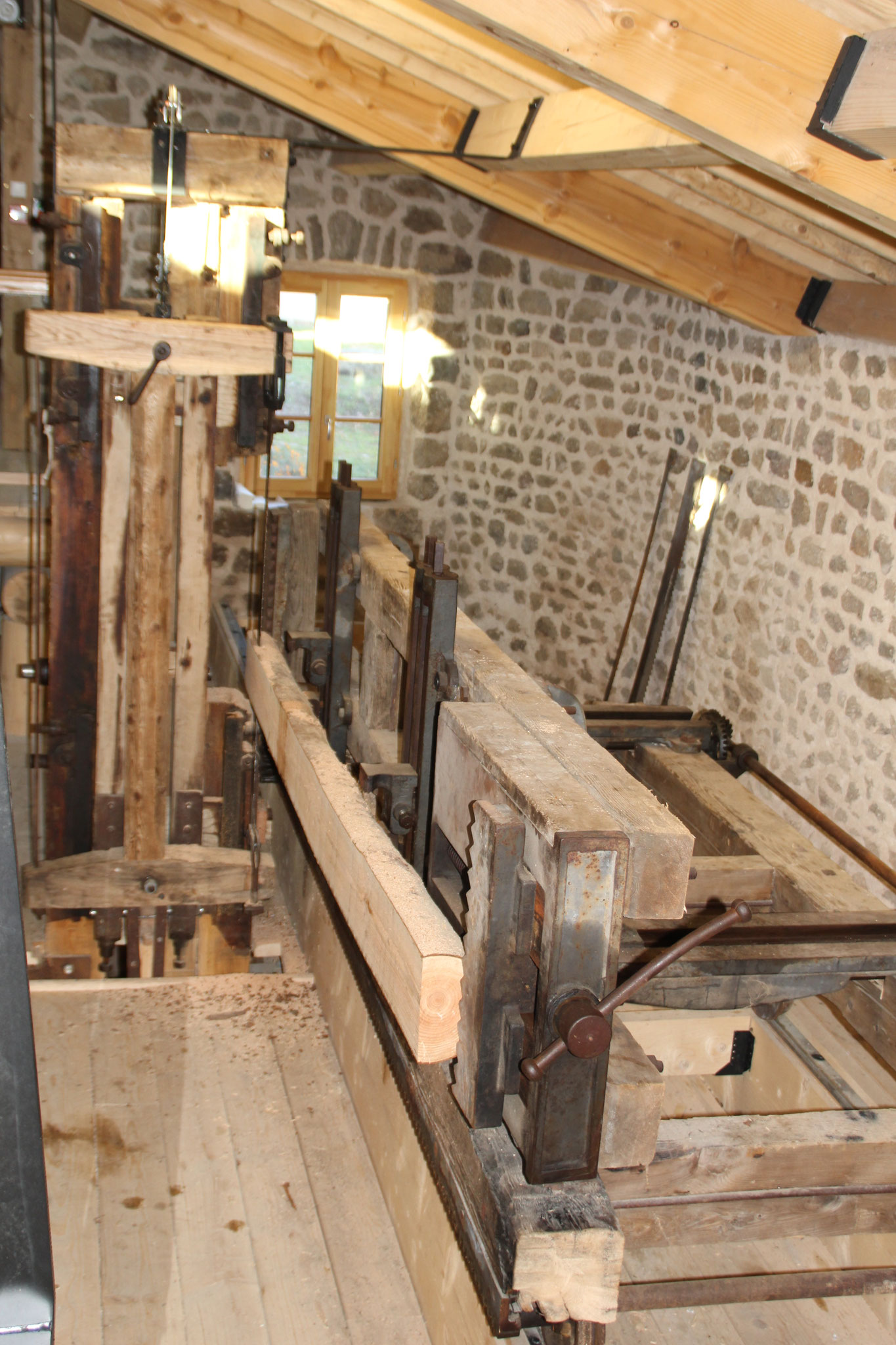 Reproduction of a woodcutting saw