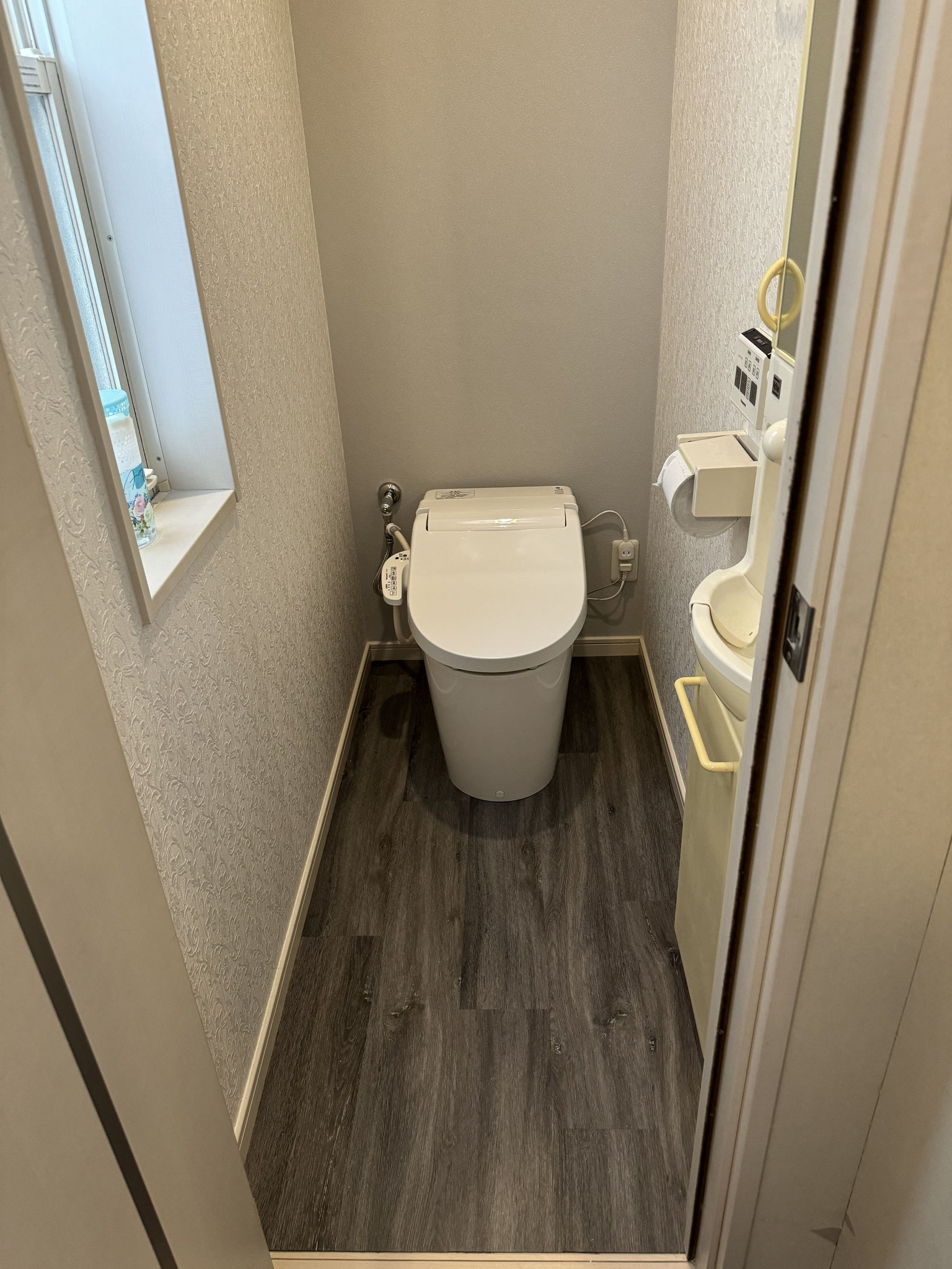 トイレ新設のタイミングで、床はウッドタイル、壁はクロスの貼り替え！