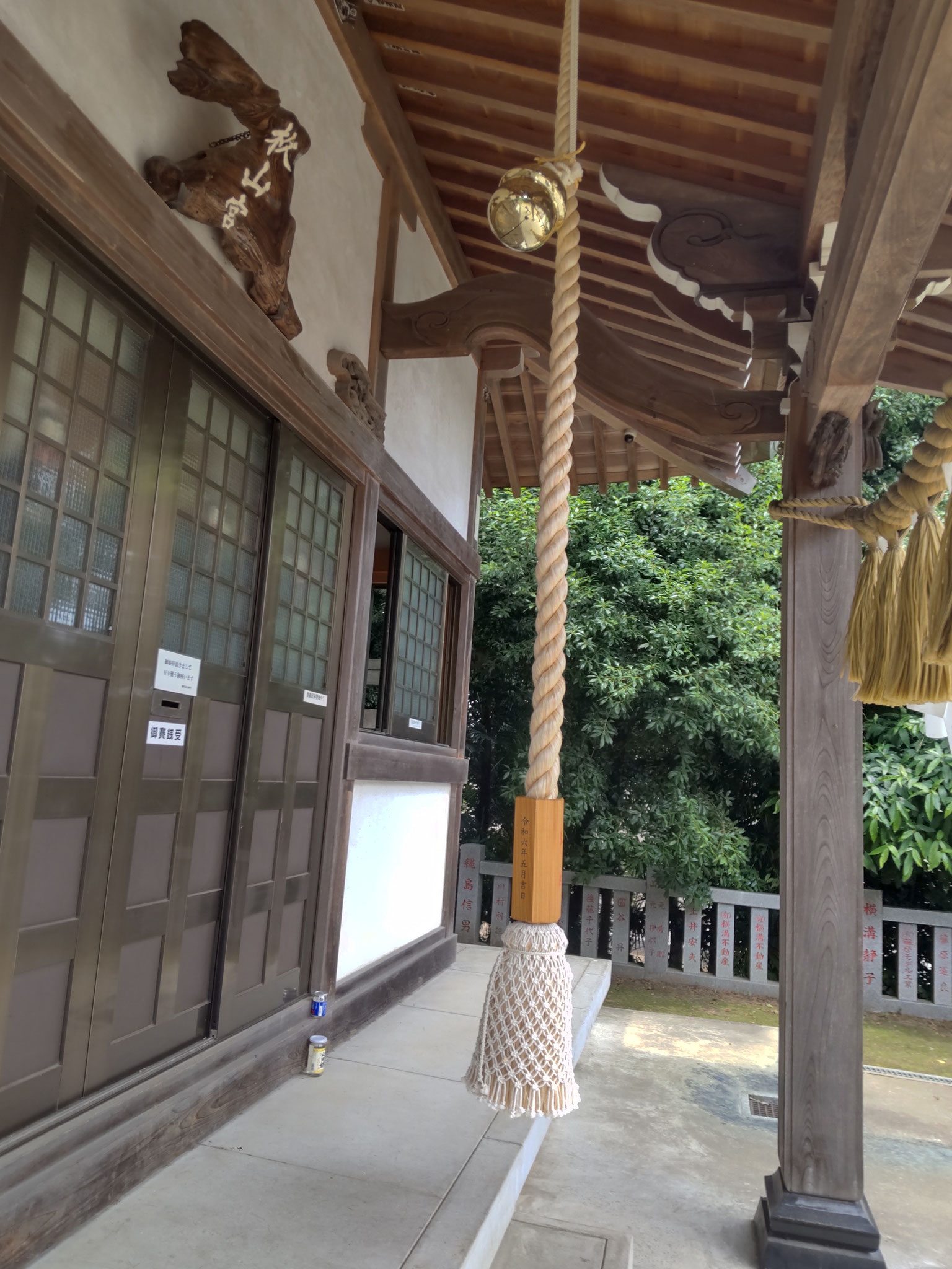 ５月に新たに奉納されてきれいにな鈴緒