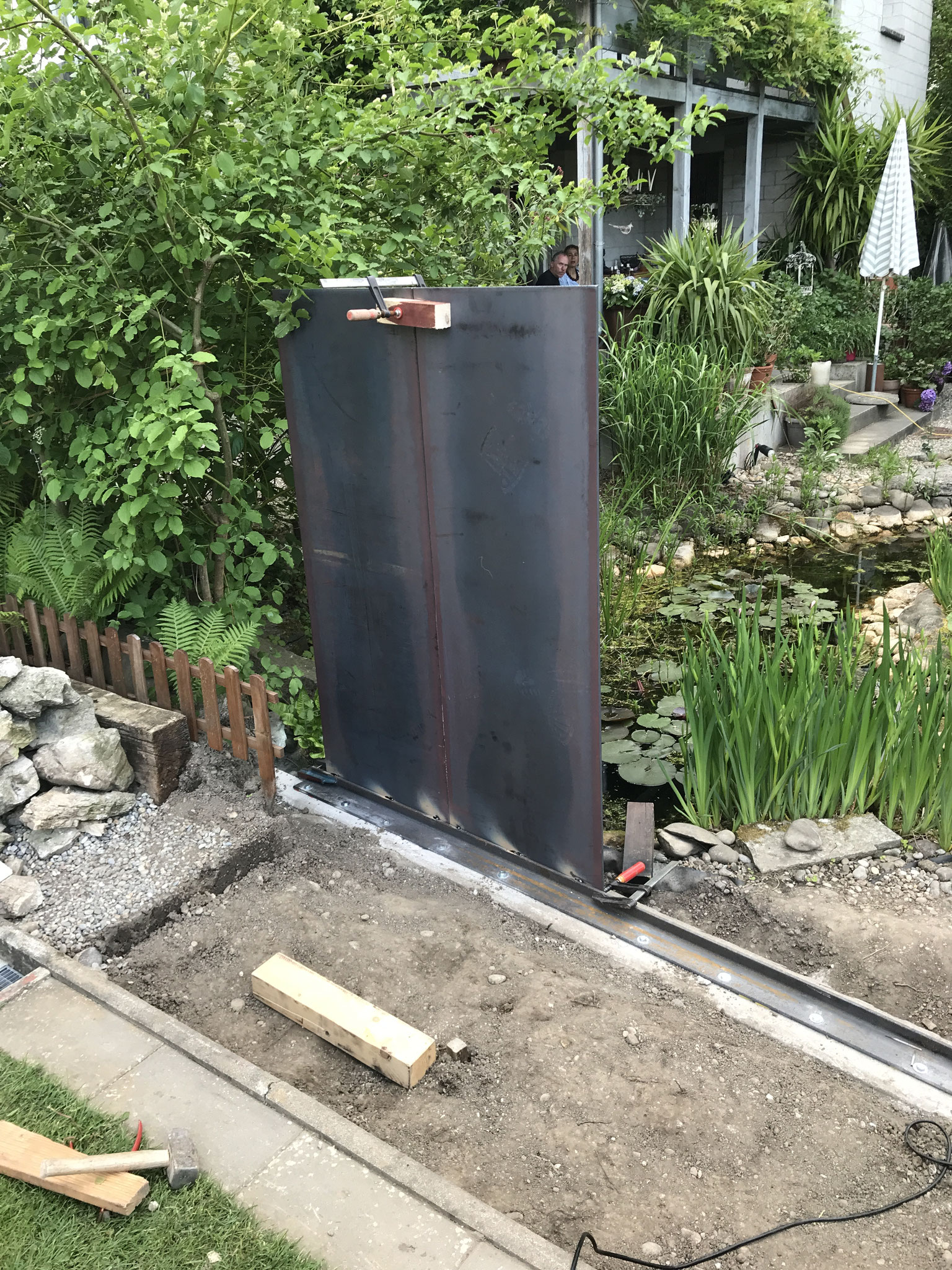 die ersten Metallplatten sind gesetzt