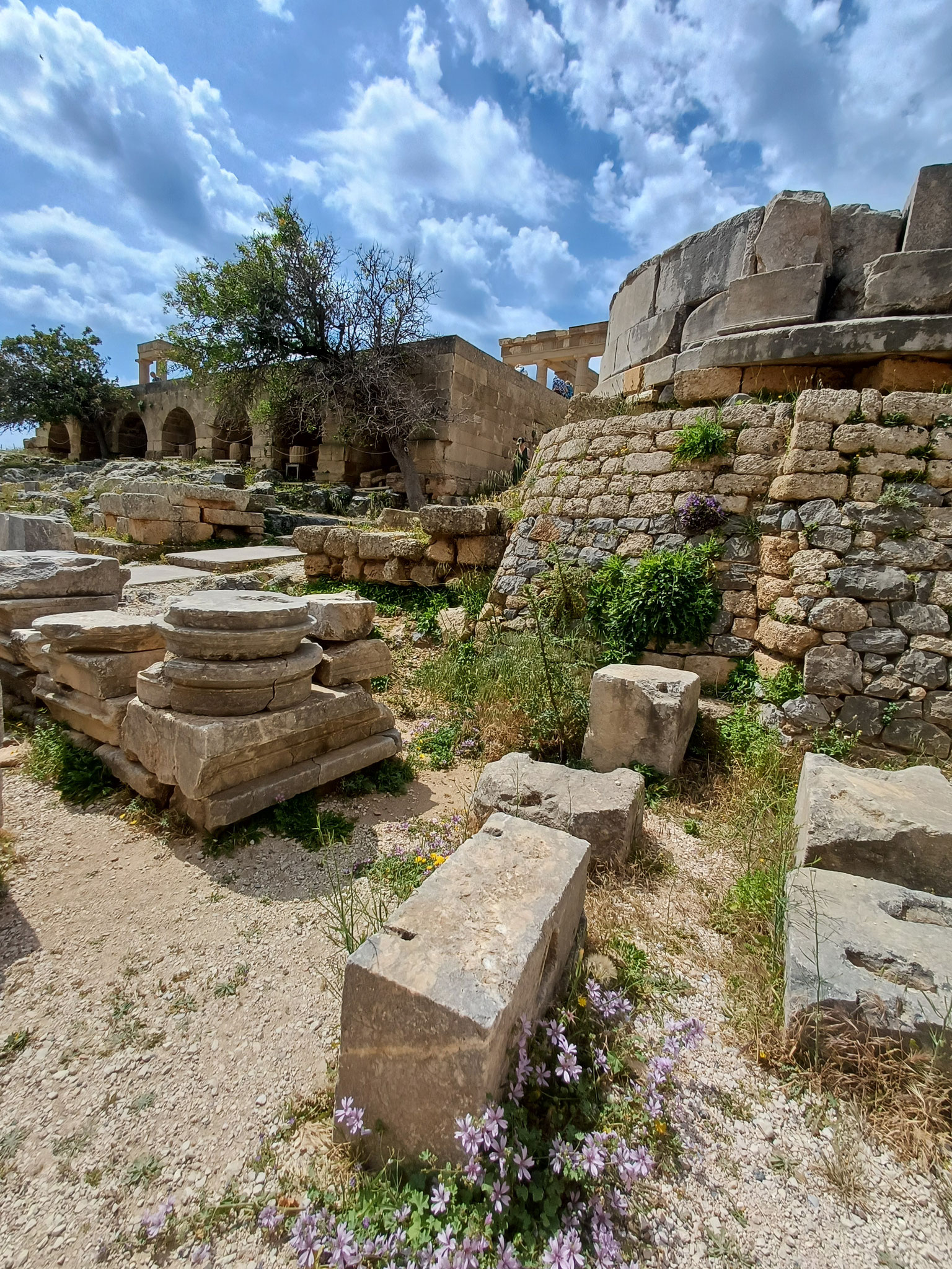 Reste der Akropolis von Lindos, steinig ung zerklüftet.