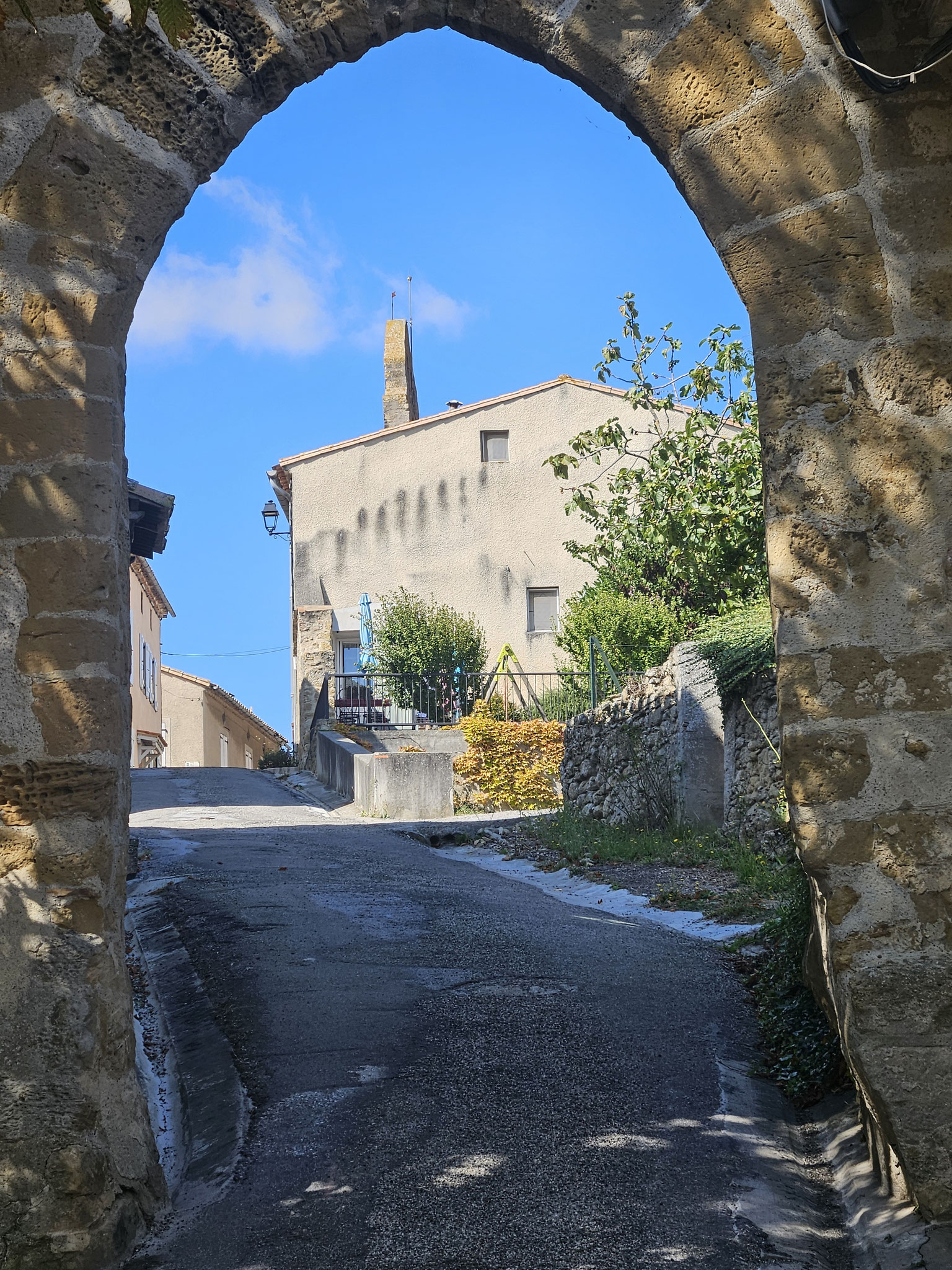 Mireval-Lauragais: Stadteingang.