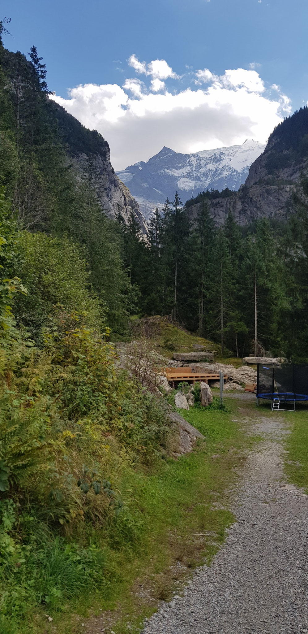 Blick durch Gletscherschlucht auf Fiescherhörner (Wasserscheide).