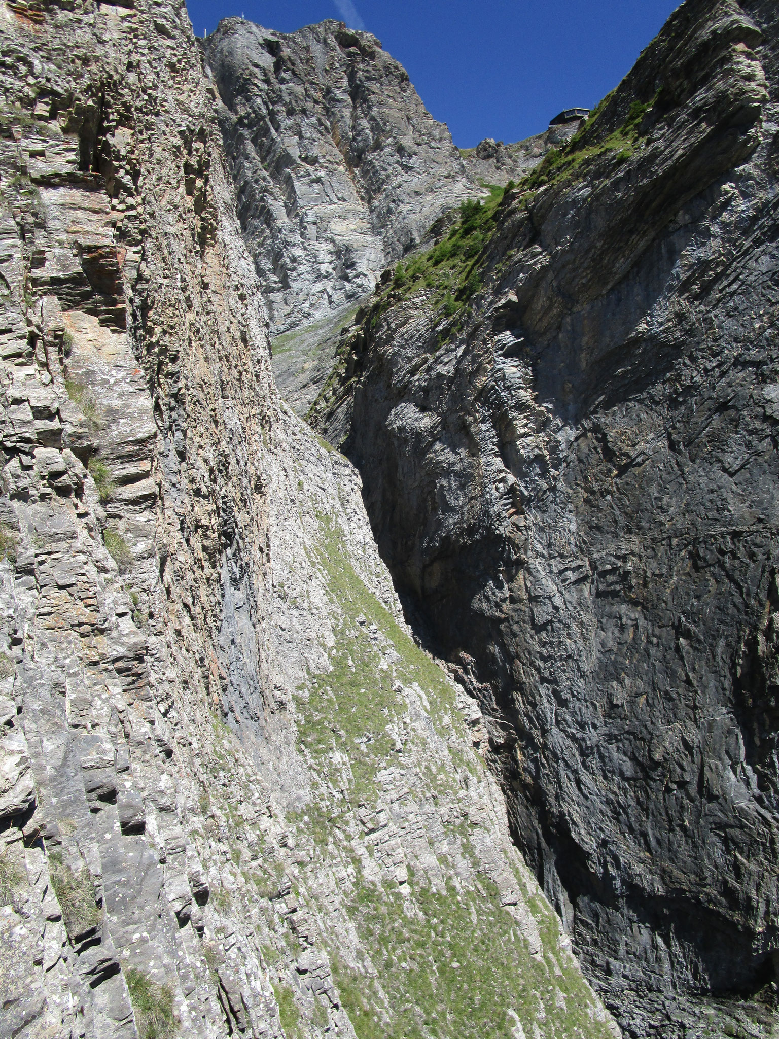 Abstieg nach Leukerbad, Blick in die Höhe.