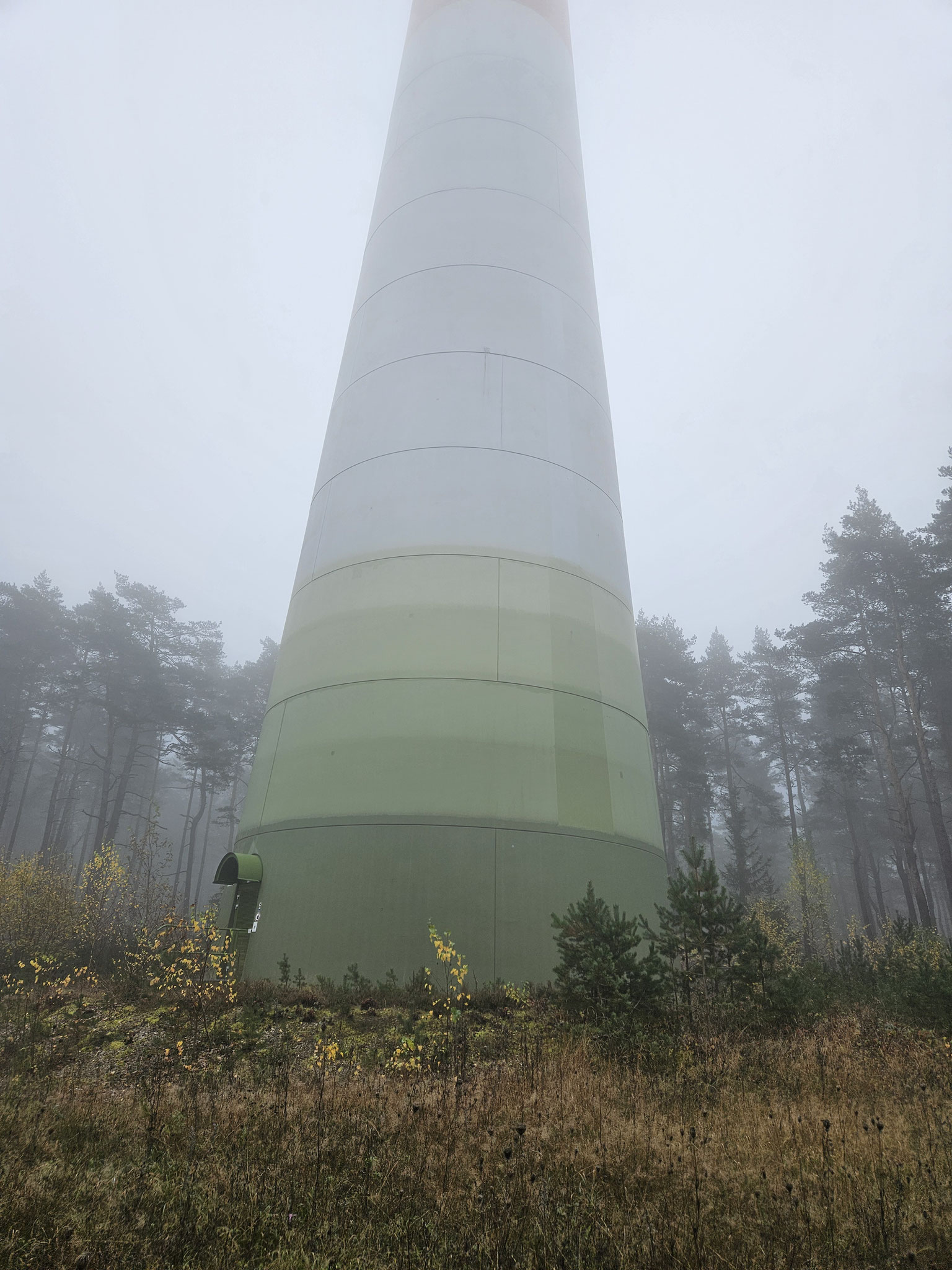 Hahnenkamm, Wind- (oder Nebel-?) Turbine.