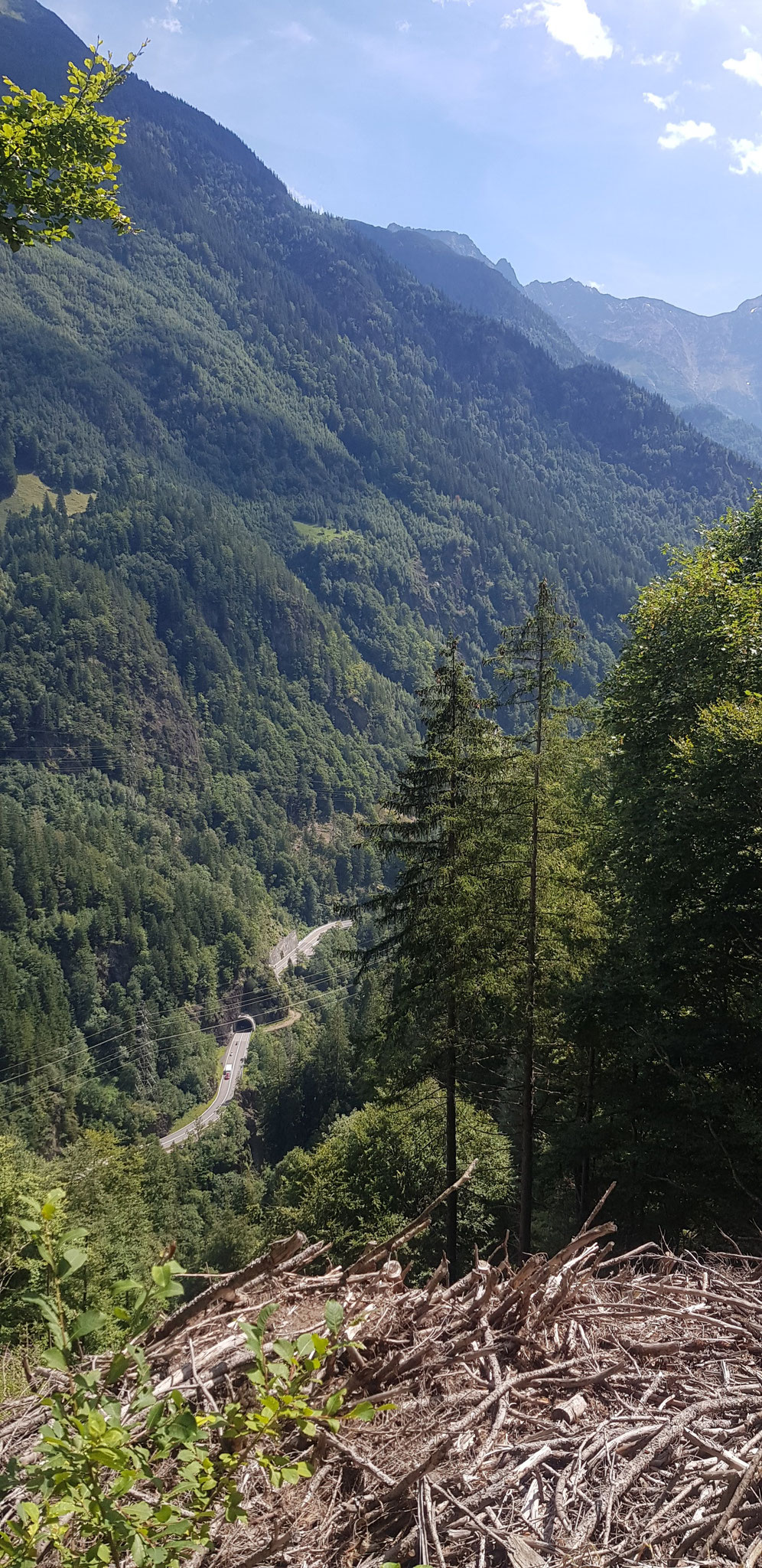 Hoch über dem Haslital. Blick auf Grimselstrasse.