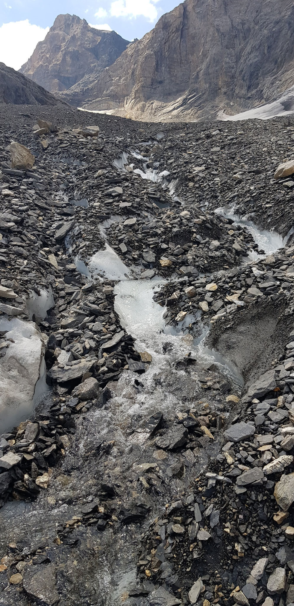 Gletscherbäche auf dem Lötschengletscher.