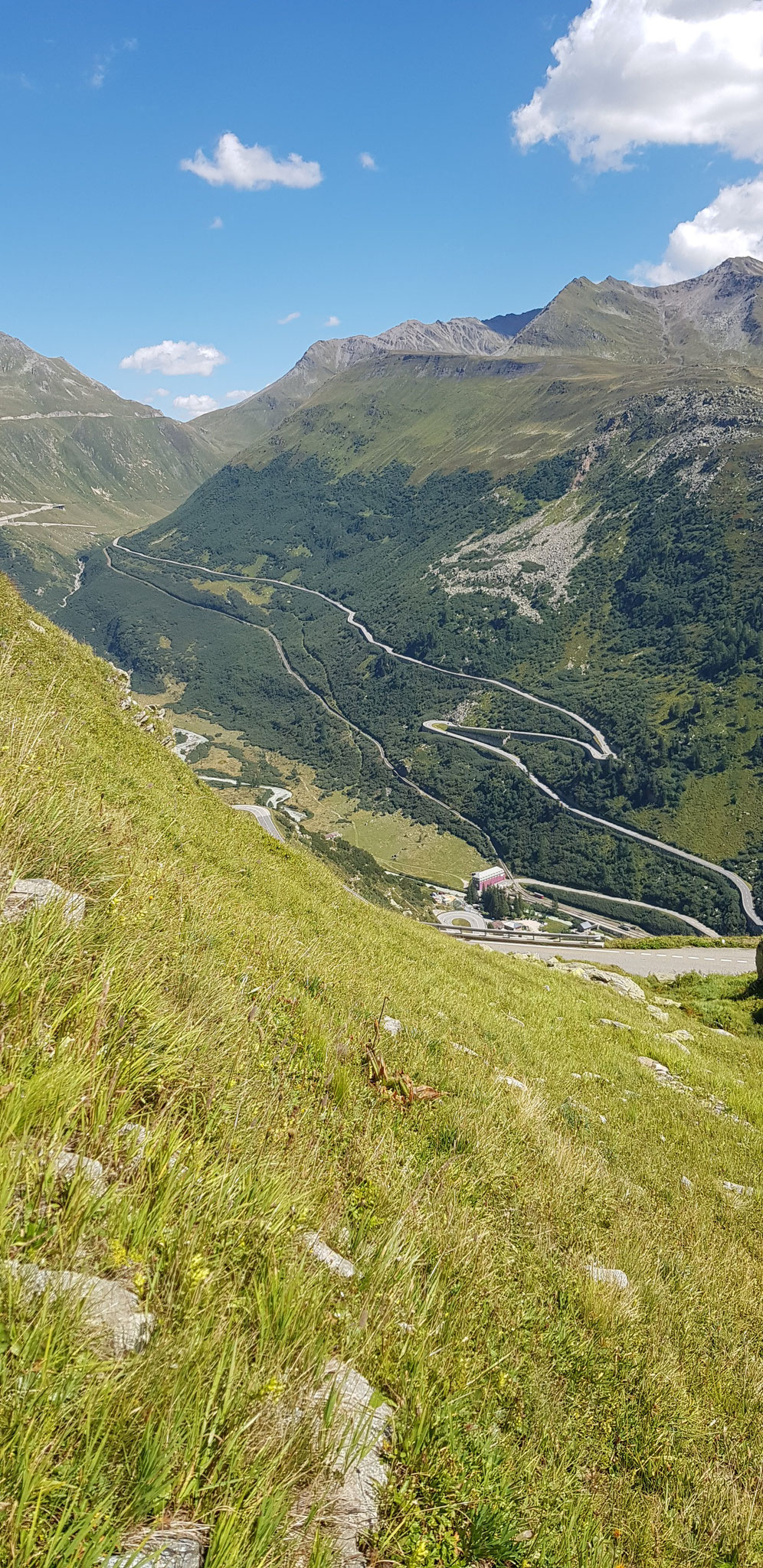 Meiewang, Blick auf Furkastrasse und -bahn.