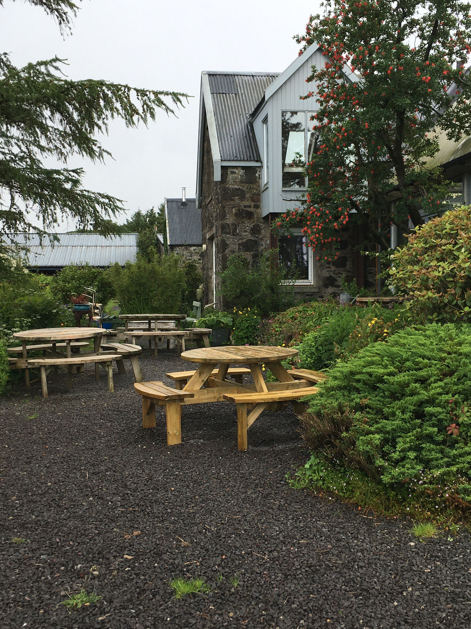 Sitzplätze im Außenbereich bei Isle of Mull Cheese