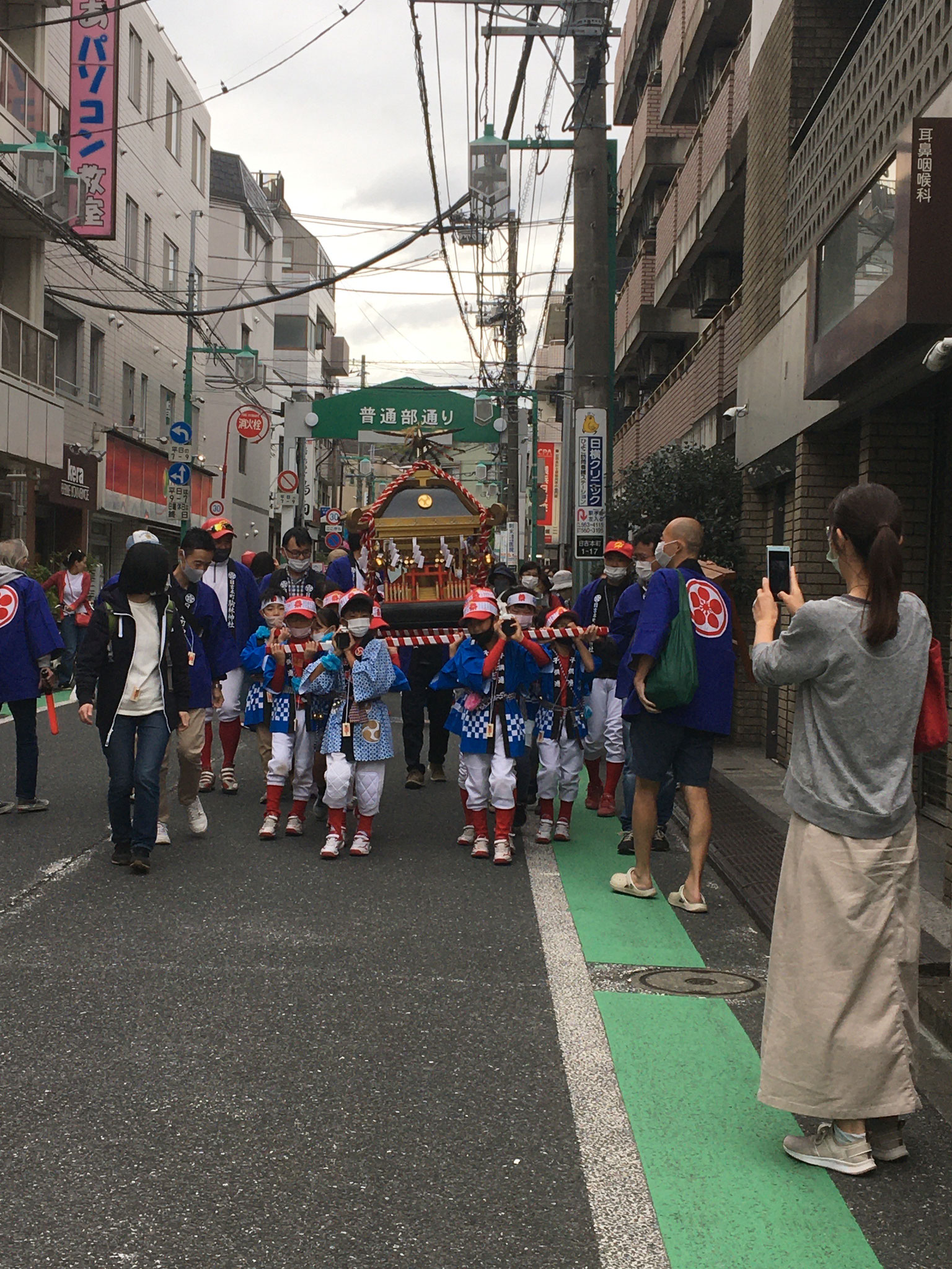 普通部通りを練り歩き、